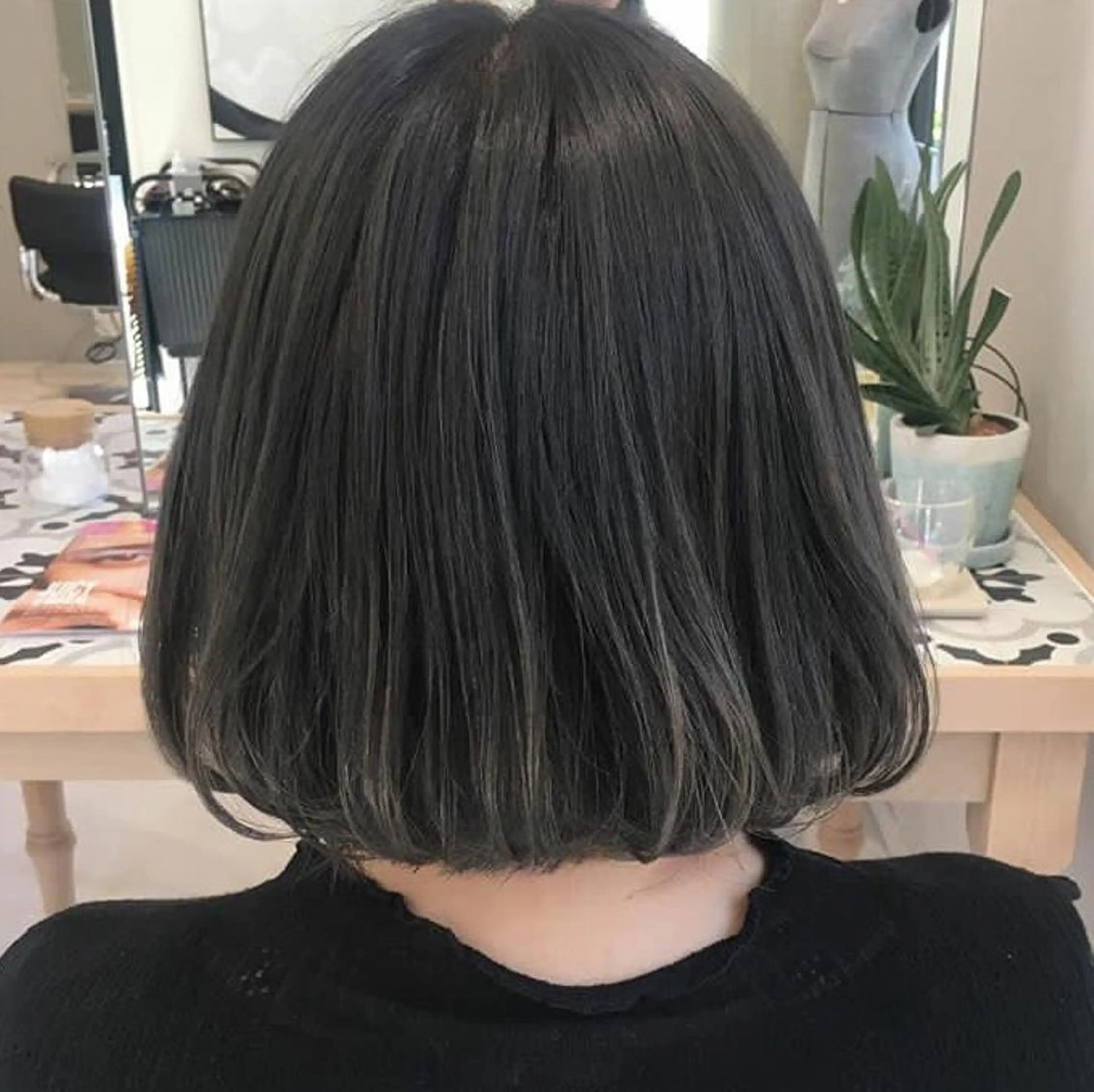 ミディアム カラー グレージュ ヘアカラー トリートメント 荒木 依莉亜のヘアスタイル