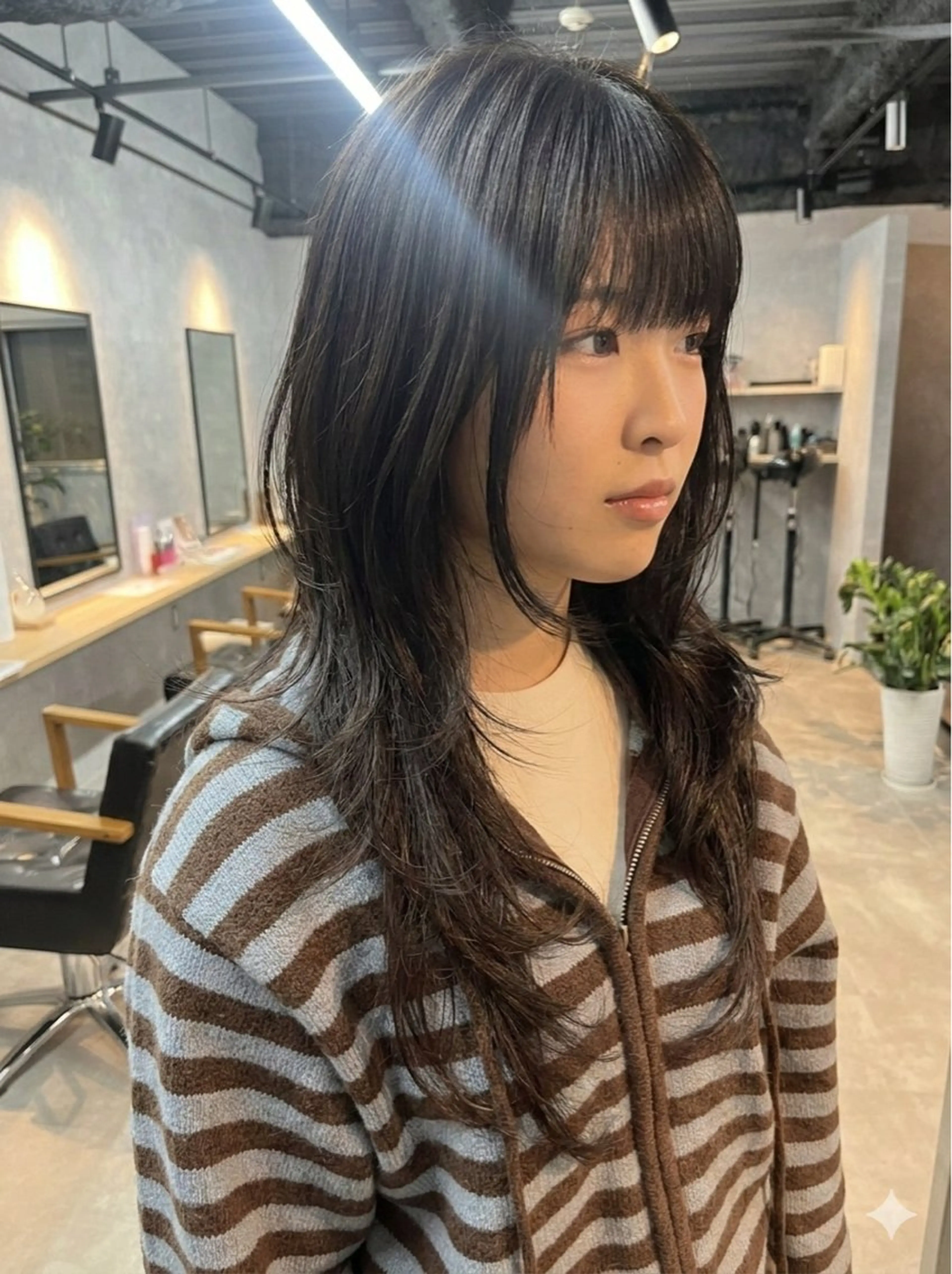 ロング くびれヘア レイヤーカット 小顔カット 小山洋次/阪急茨木/ 透明感カラーショートのヘアスタイル