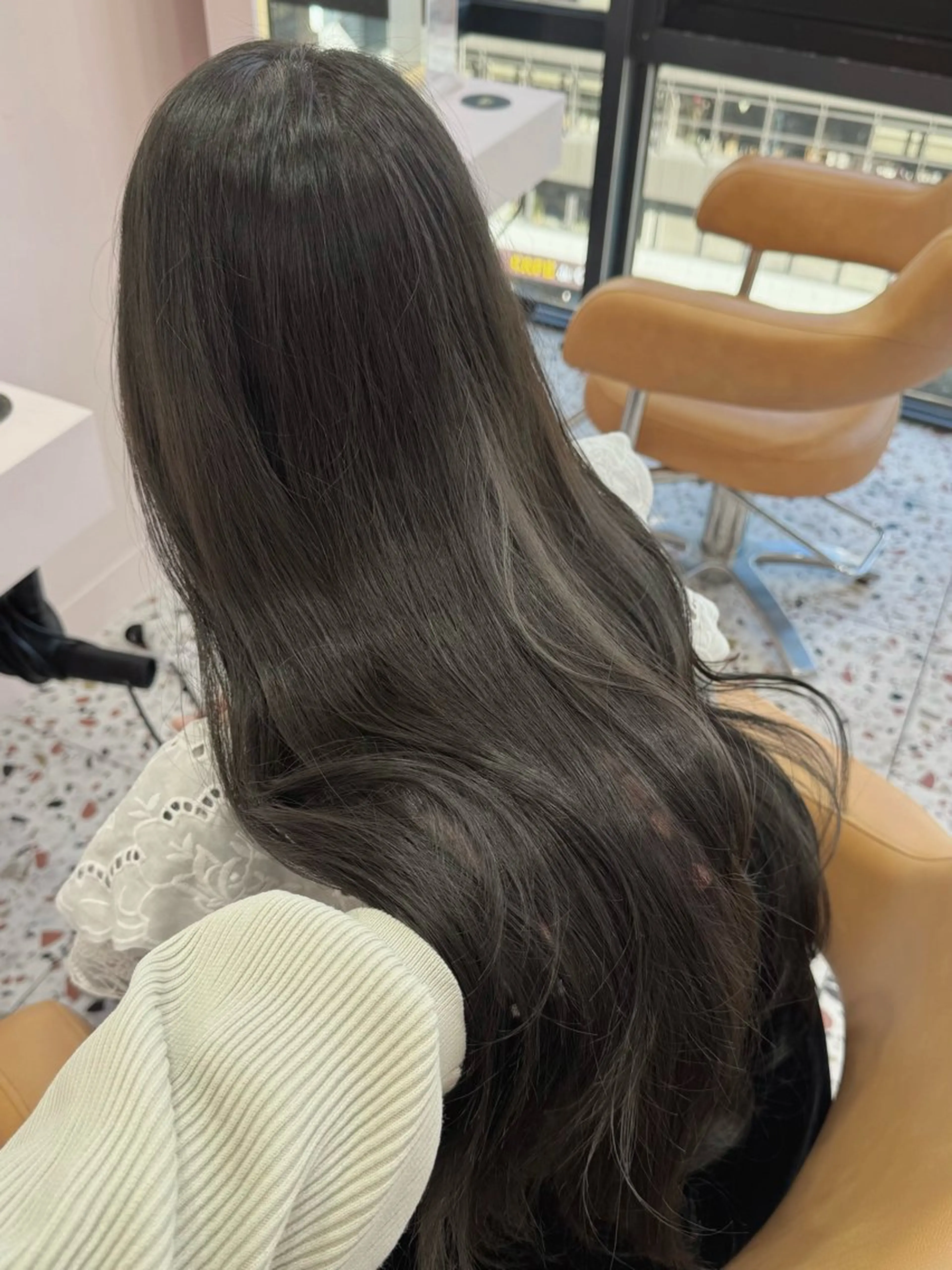 ロング カラー ブリーチ 透明感カラー ブリーチなしカラー オリーブカラー 顔周りカット カット ヘアカラー トリートメント 顔周り/透明感カラー REINA𓍯のヘアスタイル