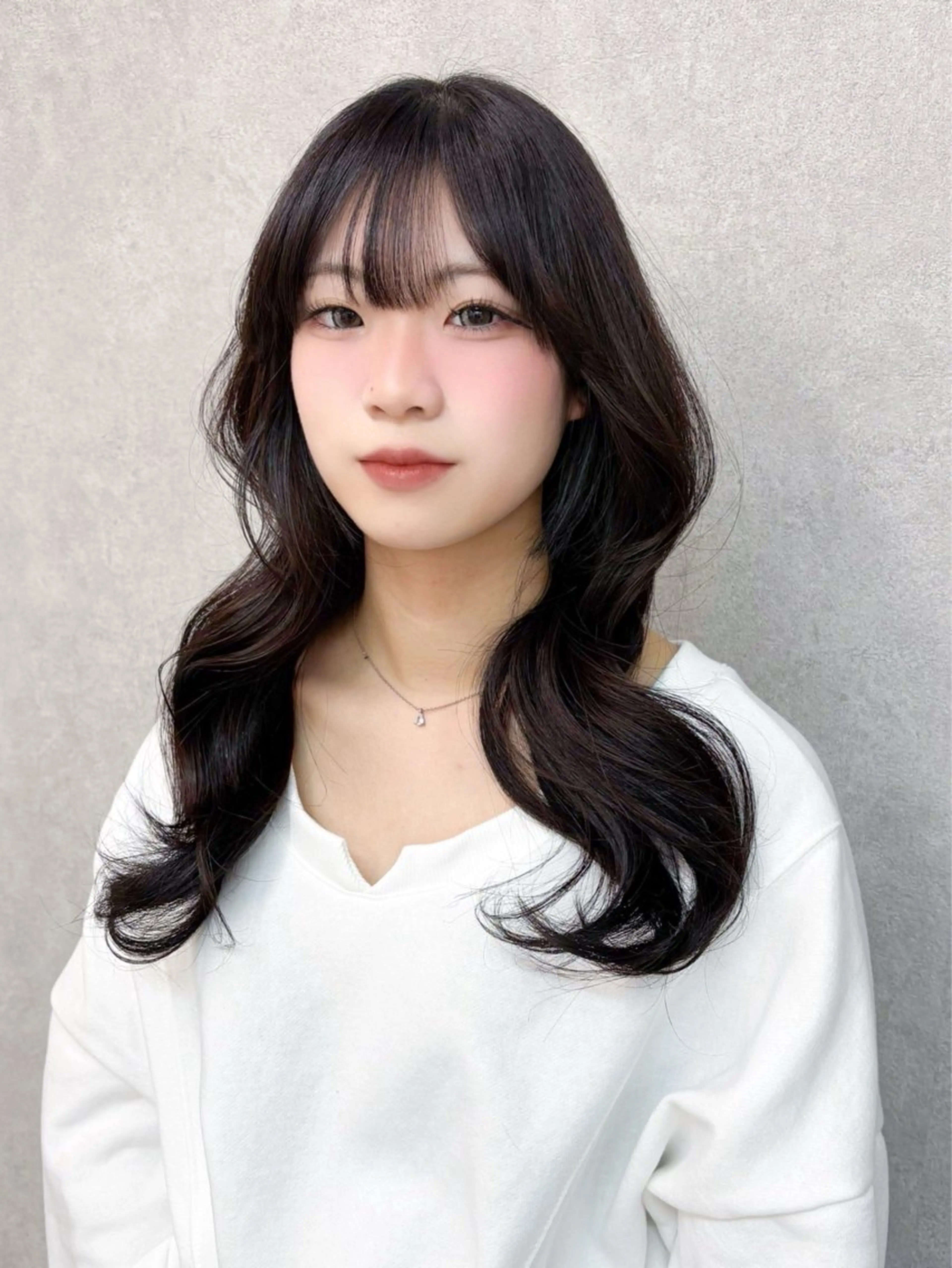 カラー 黒髪 ブルーカラー ブルーブラック Hz/ヘルツ SHIHOのヘアスタイル