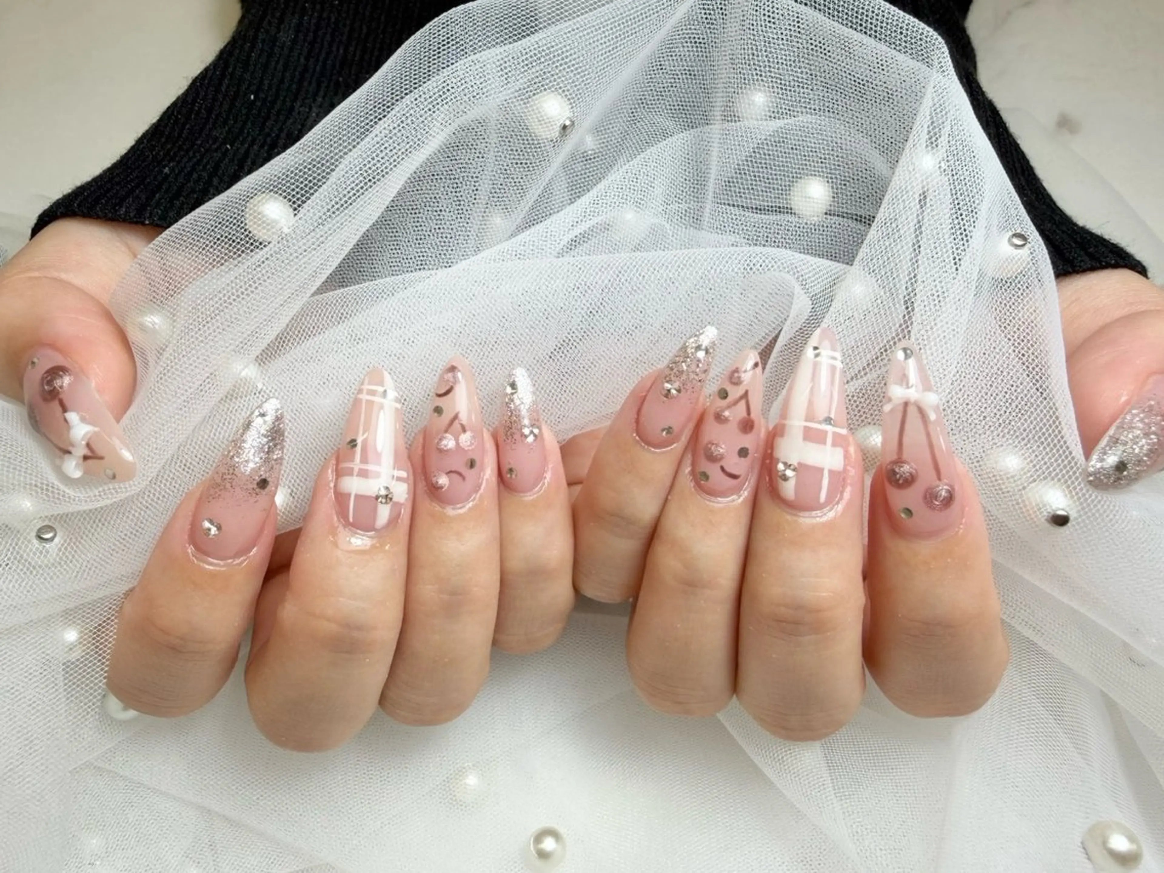 ネイル リボン ストーンネイル ハンドネイル nami🐰🎀 堺筋本町ネイルサロンのネイルデザイン