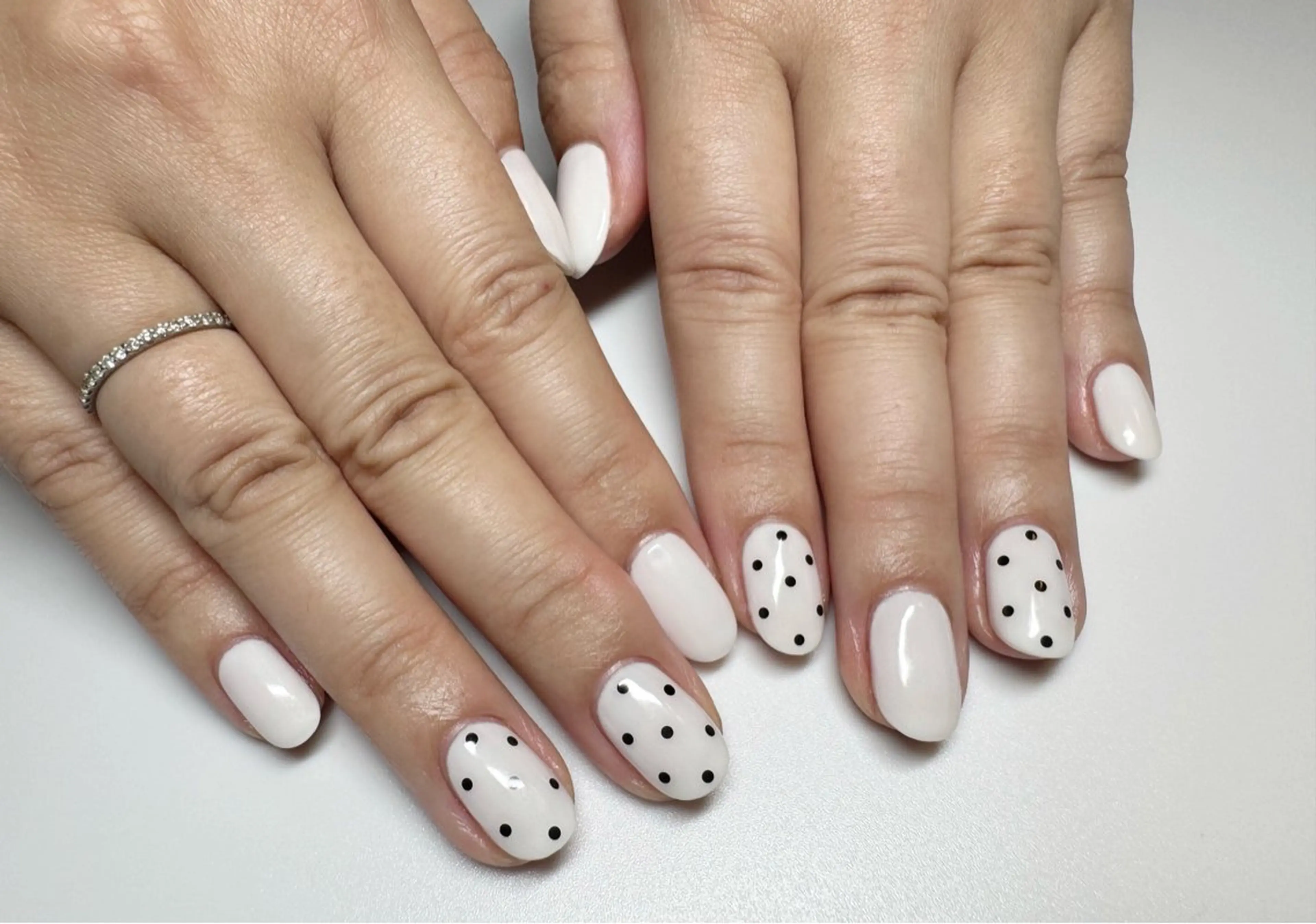 ネイル アートネイル ドット ワンカラーネイル シンプルネイル ホワイト ハンドネイル NAILSALON Nave所属・Nave NAOのネイルデザイン
