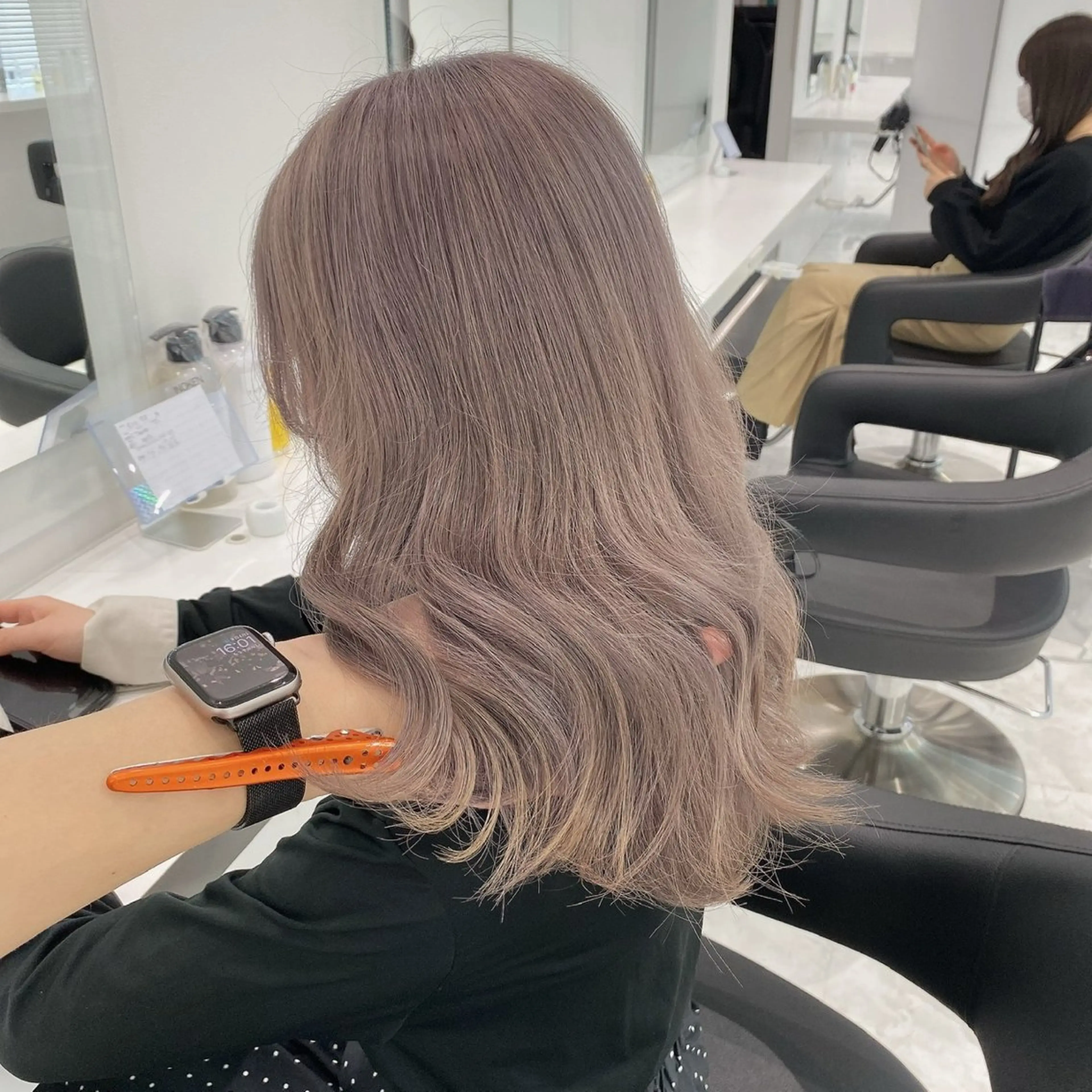 セミロング カラー ヘアアレンジ ハイトーンカラー 🩵ダメージレス艶感 ハイトーン🩷のヘアスタイル