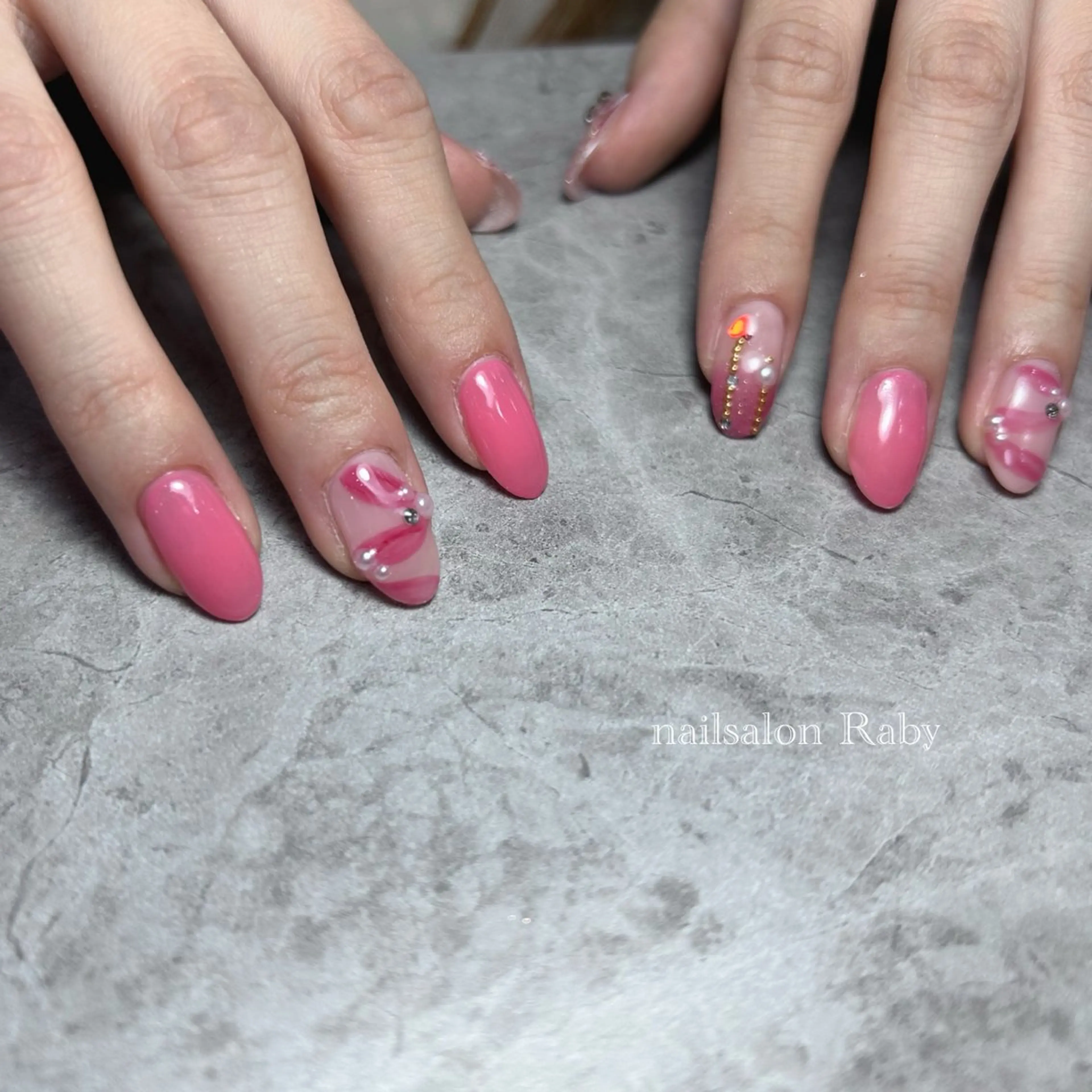 ネイル アートネイル ピンク リボン 冬ネイル クリスマス Raby 浅草店所属・raby KESAMIのネイルデザイン