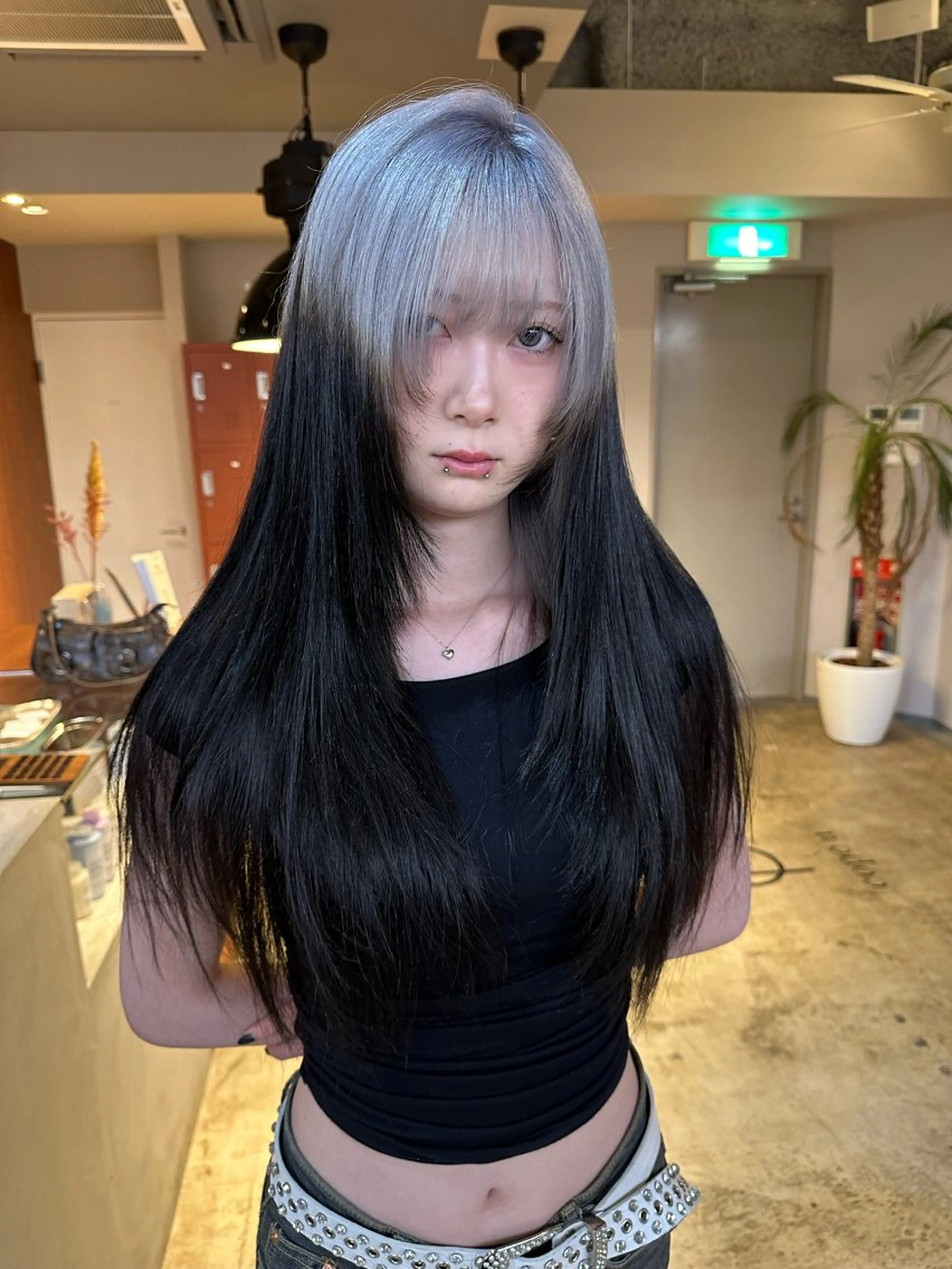 【ルーツカラー🩵🖤】ブリーチ1回+デザインカラー+外部補習トリートメントの写真