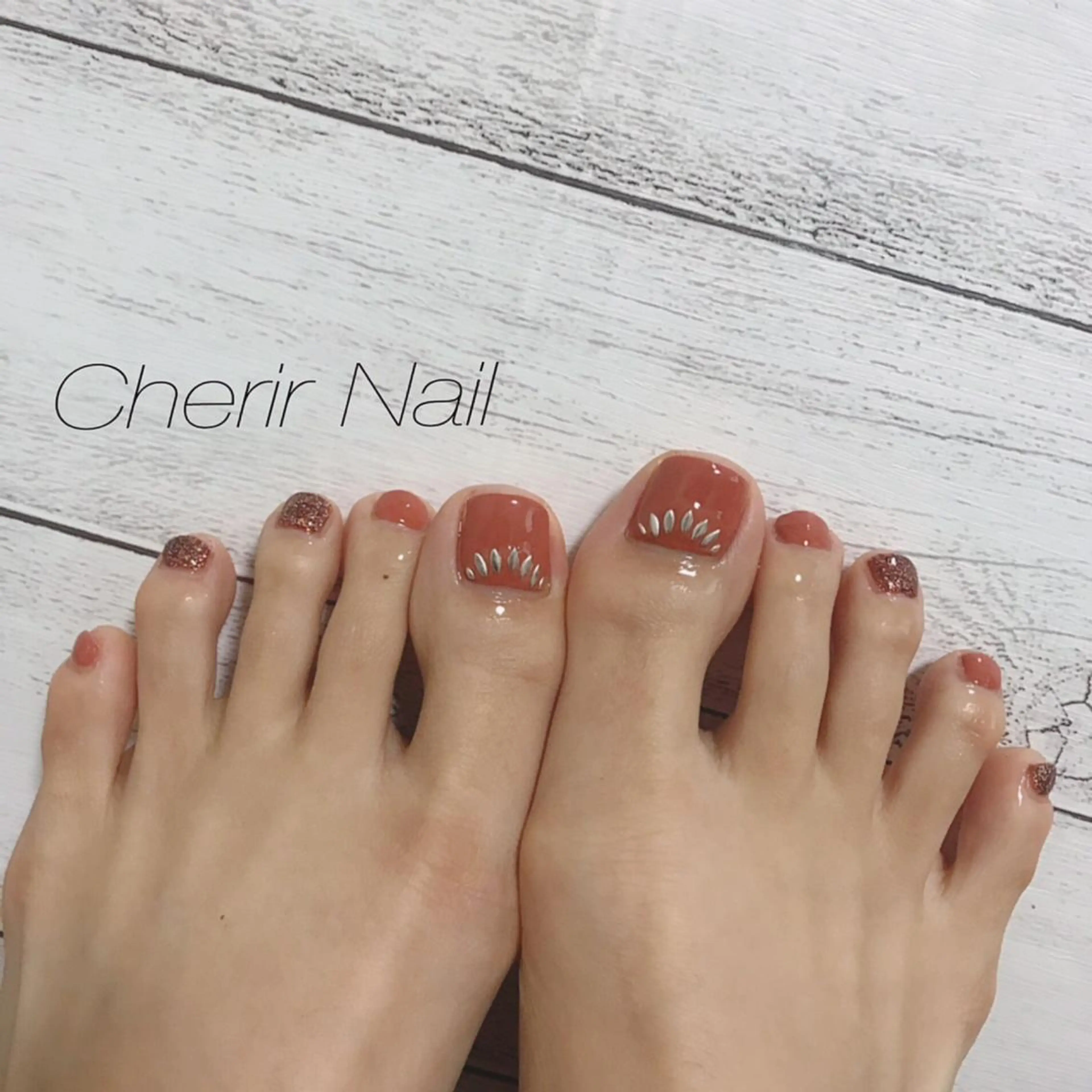 ネイル ブラウン カジュアル ラメ(グリッター) オレンジ シルバー フットネイル Cherirnail kaoriのネイルデザイン