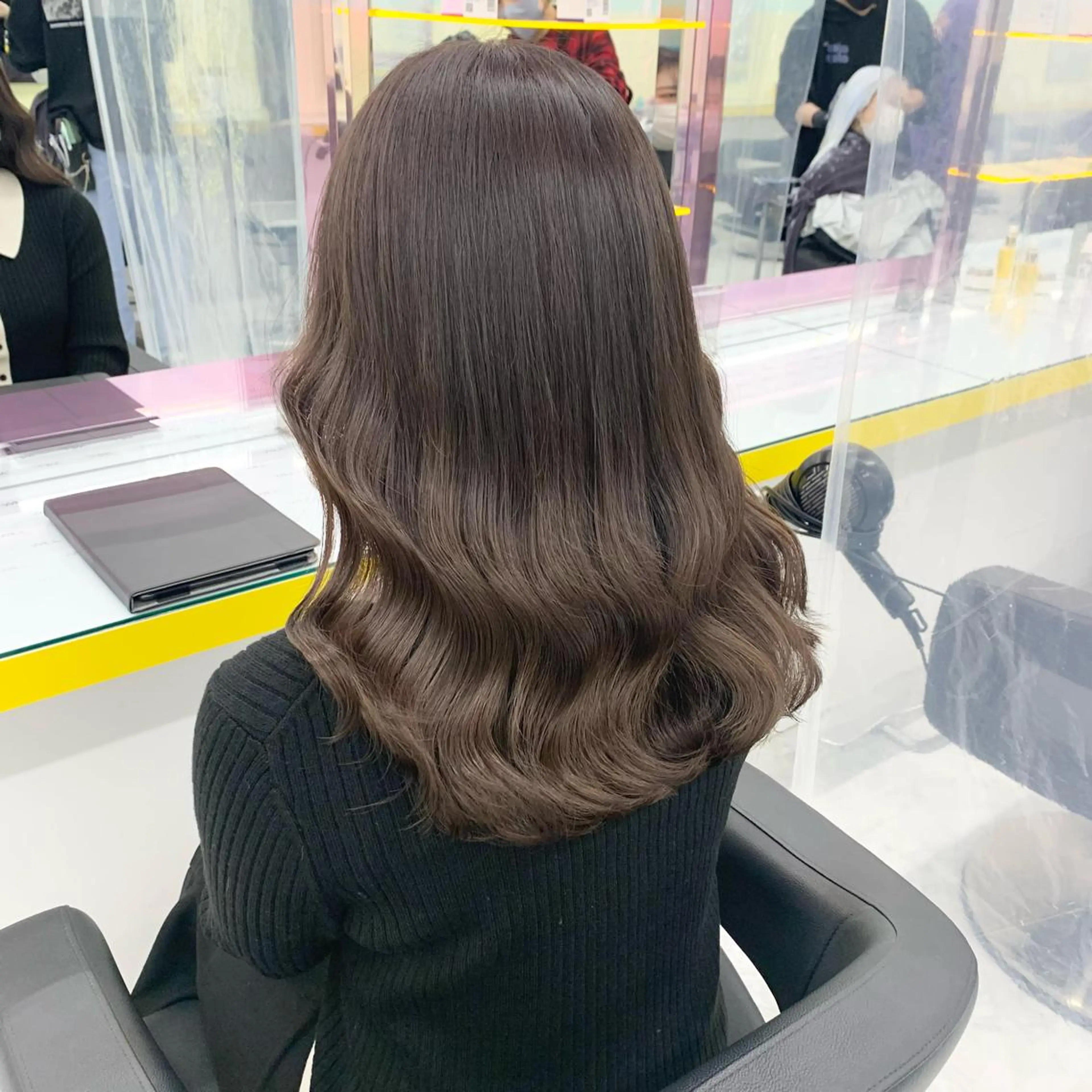 セミロング カラー パーマ ヘアアレンジ メンズ キッズ ネイル マツエク・マツパ アイブロウ 🪞ハイトーン🪞 🤍waka🤍のヘアスタイル