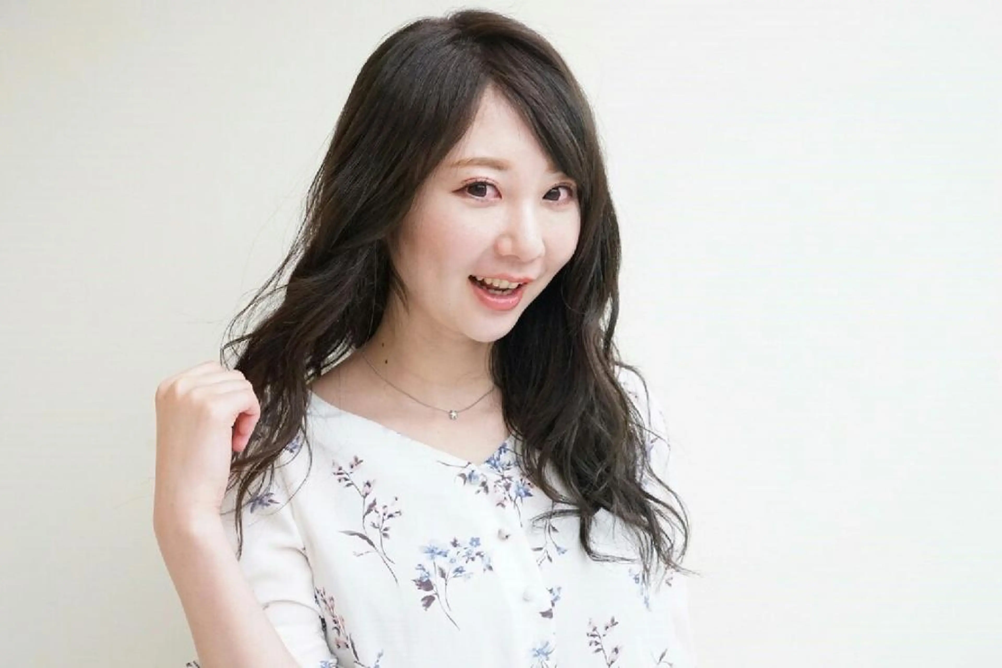 ロング カラー アッシュ ベージュカラー ロング EMANON名古屋所属・美谷添（ミヤゾエ） まどか大人ヘアサロンのヘアスタイル