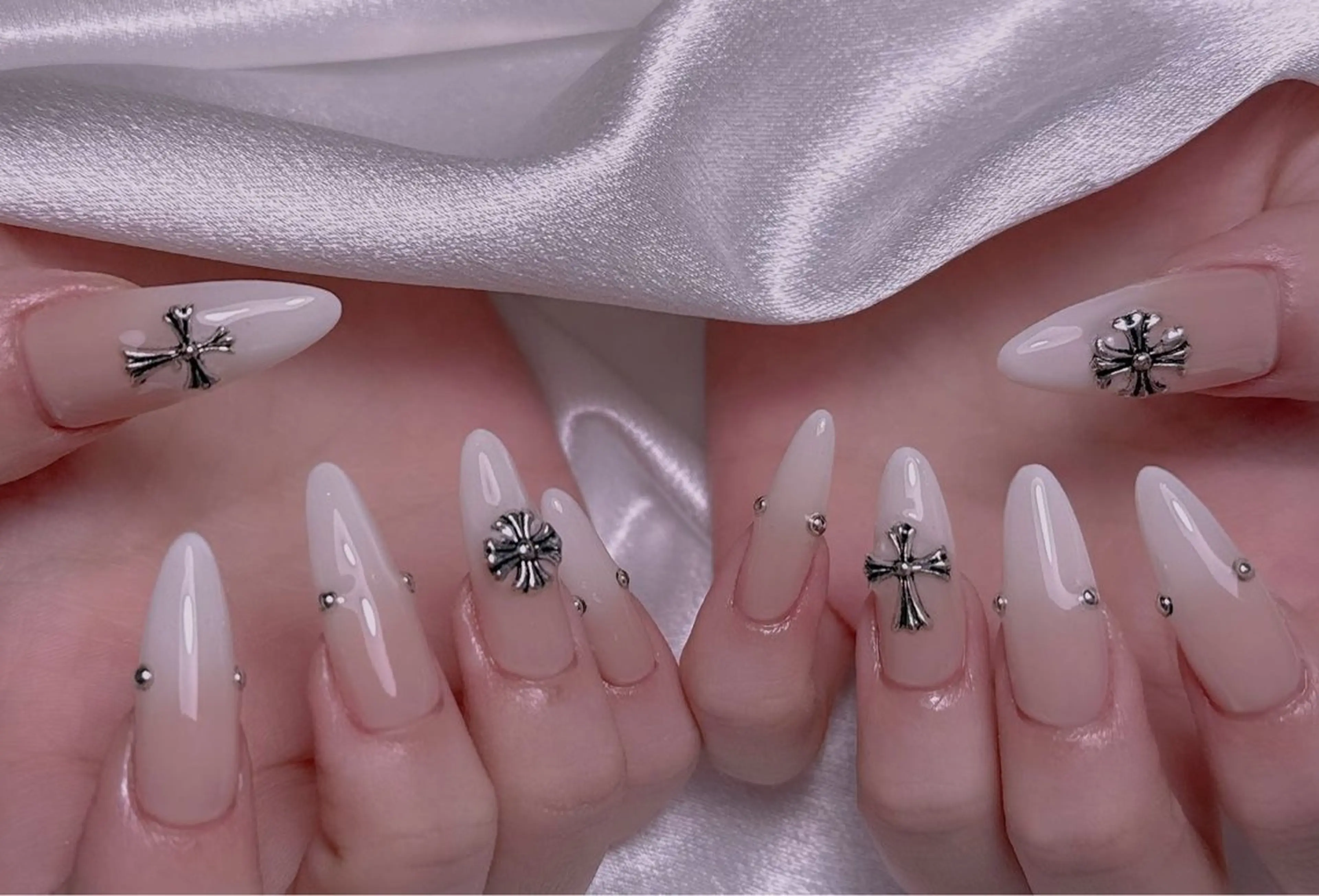 ネイル ブルー チークネイル フレンチネイル ハート ホログラムネイル ハンドネイル 美爪パラジェル導入店 Sunnilyのネイルデザイン