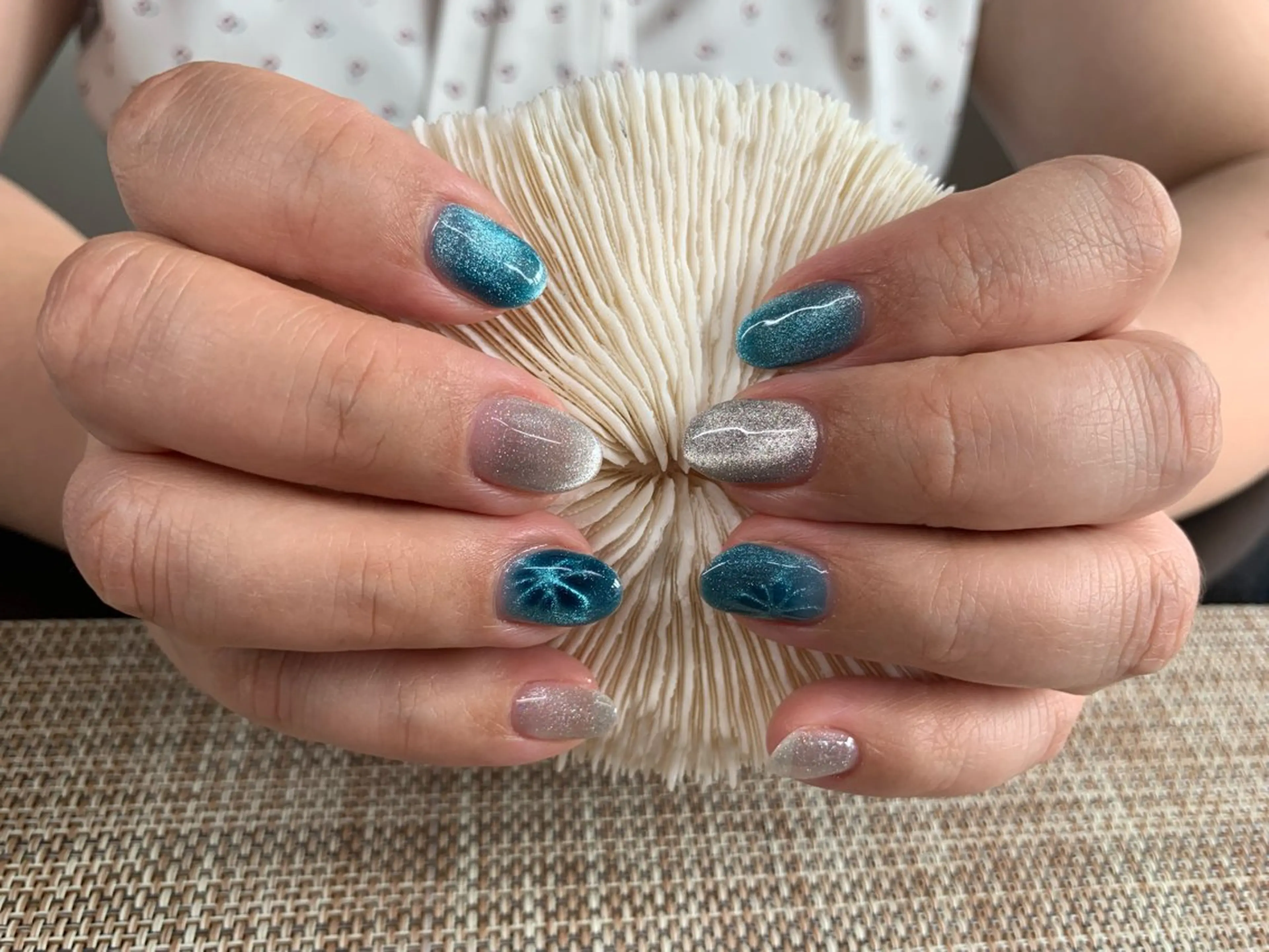 ⭐️ 【Hand】マグネット最大2色までお選び可能です♪マグネットの色が豊富であり、贅沢な色ご用意。是非お試しください♪の写真