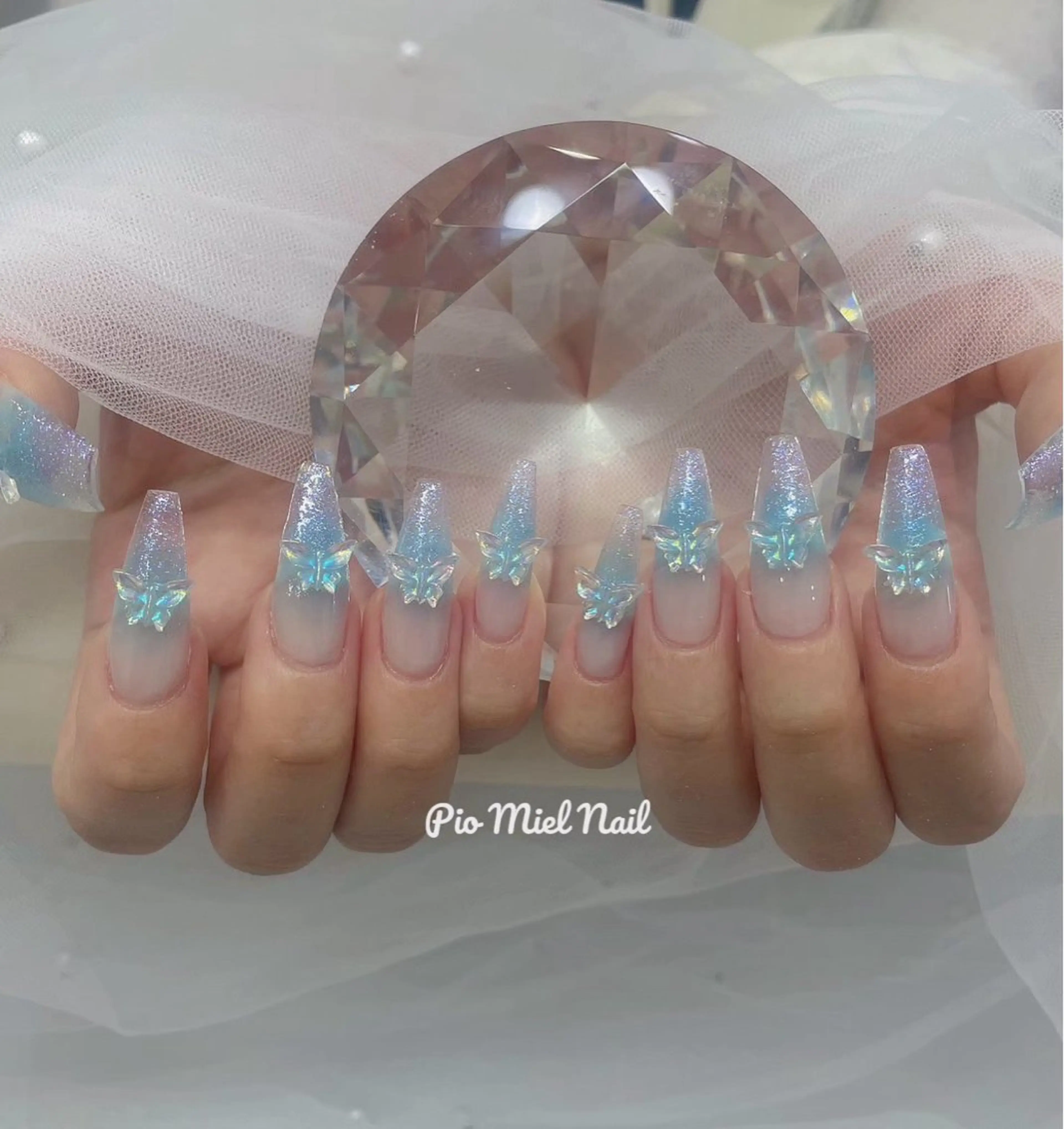 ネイル オーロラネイル ブルー グラデーション 韓国ネイル ラメ(グリッター) ハンドネイル momo 長さだしのネイルデザイン