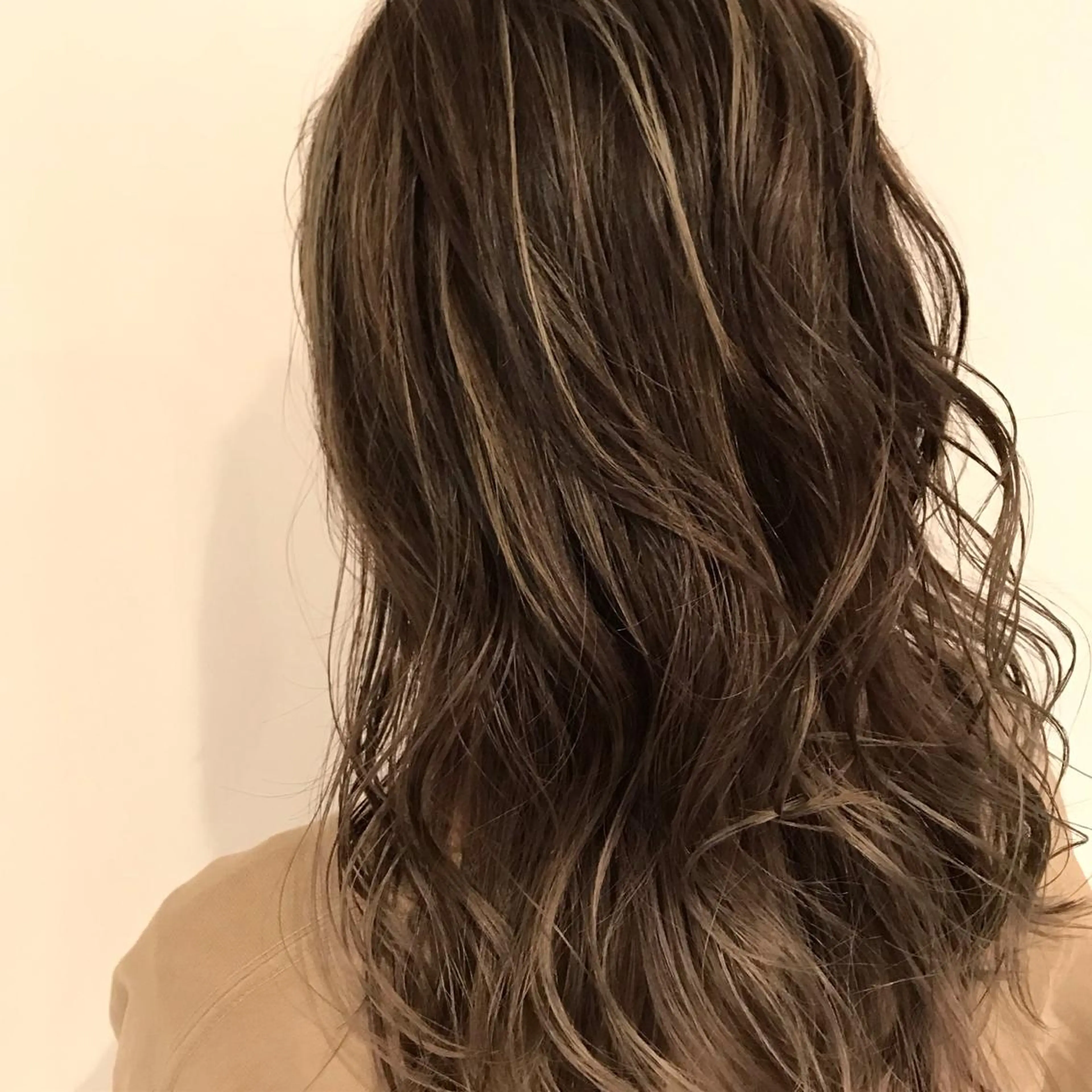 ミディアム カラー アッシュ アッシュグレー アッシュグレージュ バレイヤージュ ベージュカラー AMI Hair  supply所属・髪質改善カラー 韓国風レイヤーのヘアスタイル