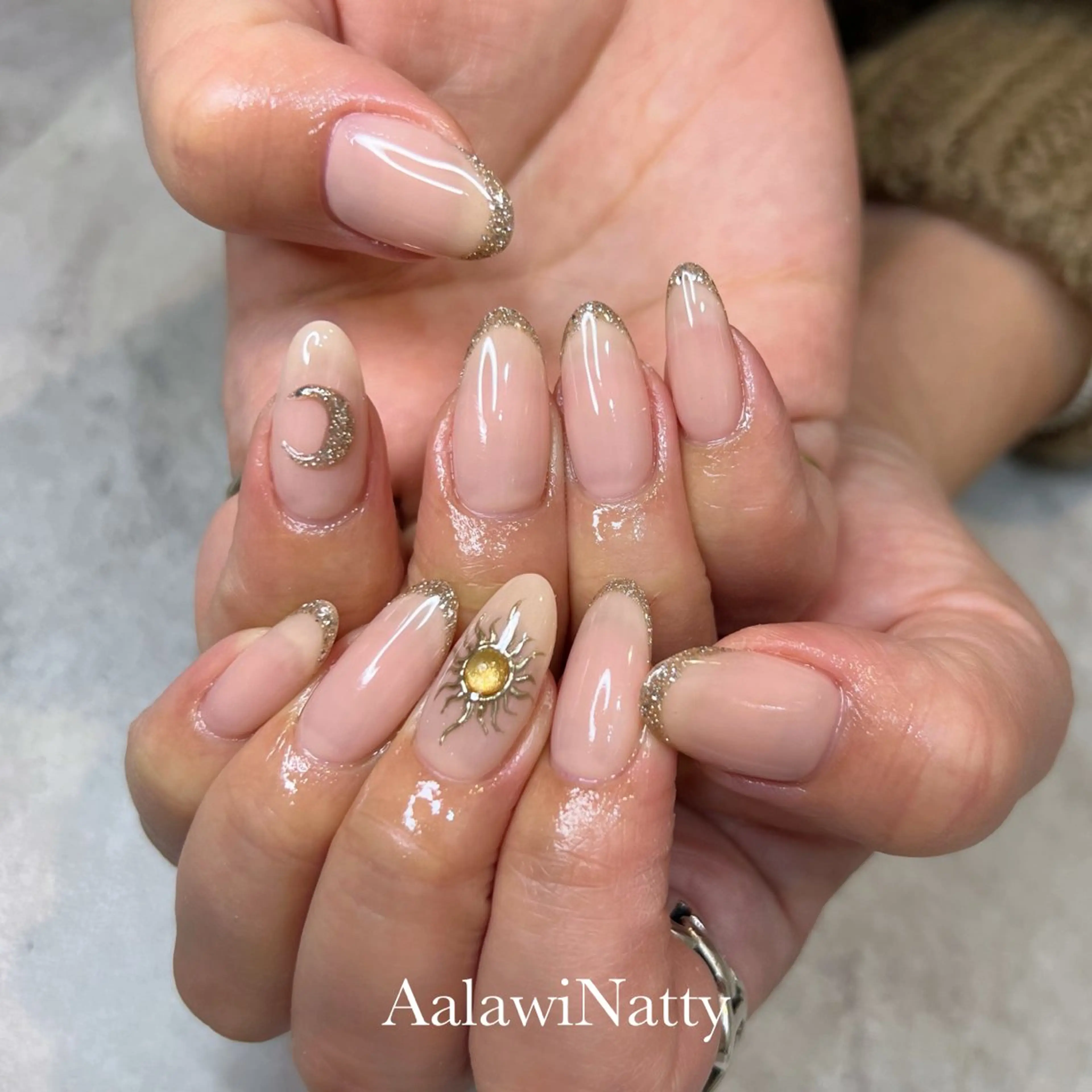 ネイル フラッシュネイル フレンチネイル キラキラネイル ラメ(グリッター) オフィスネイル Aala wi Natty nail所属・AMANO AKIHOのネイルデザイン