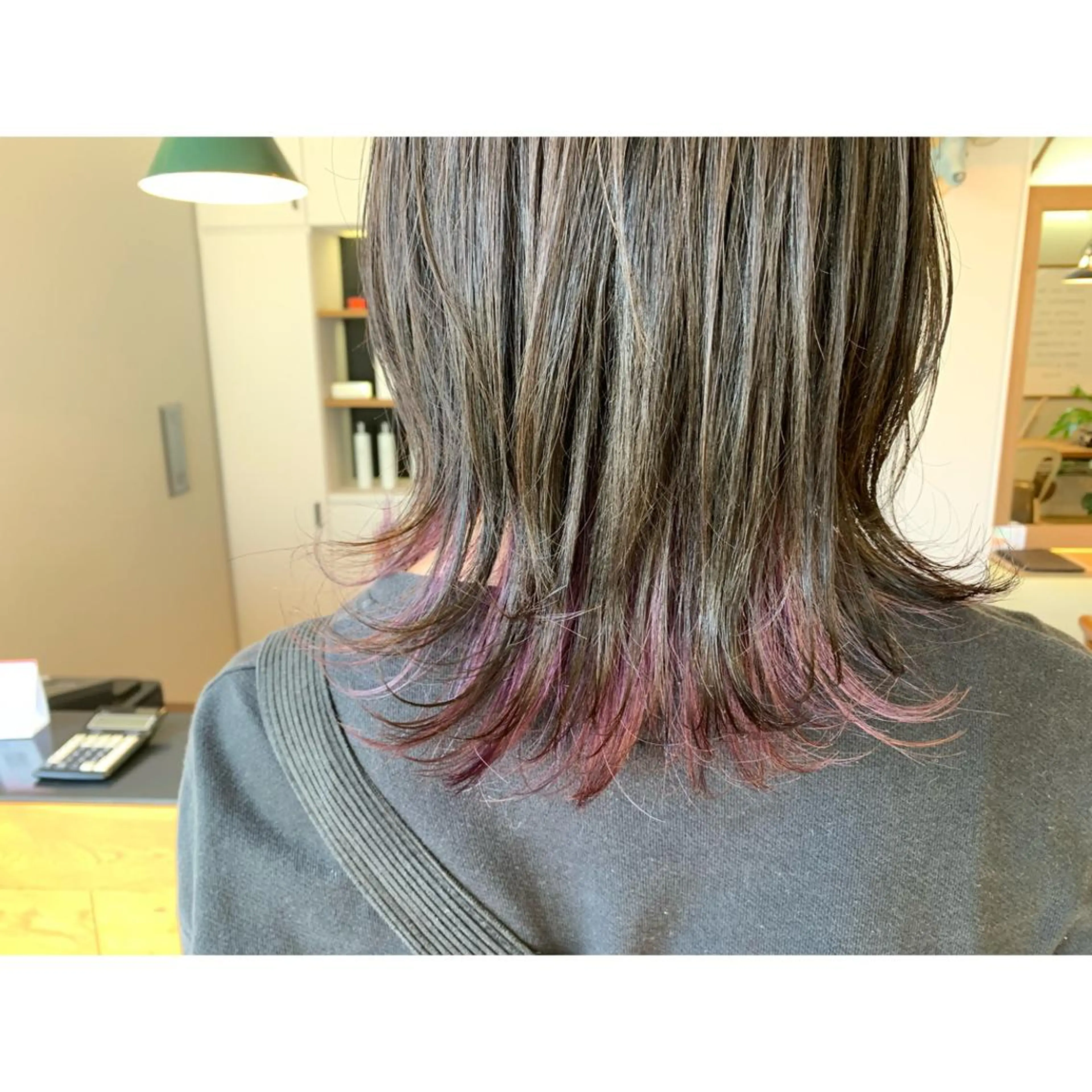 セミロング カラー ピンクカラー パープルカラー ツキダテ ユイのヘアスタイル