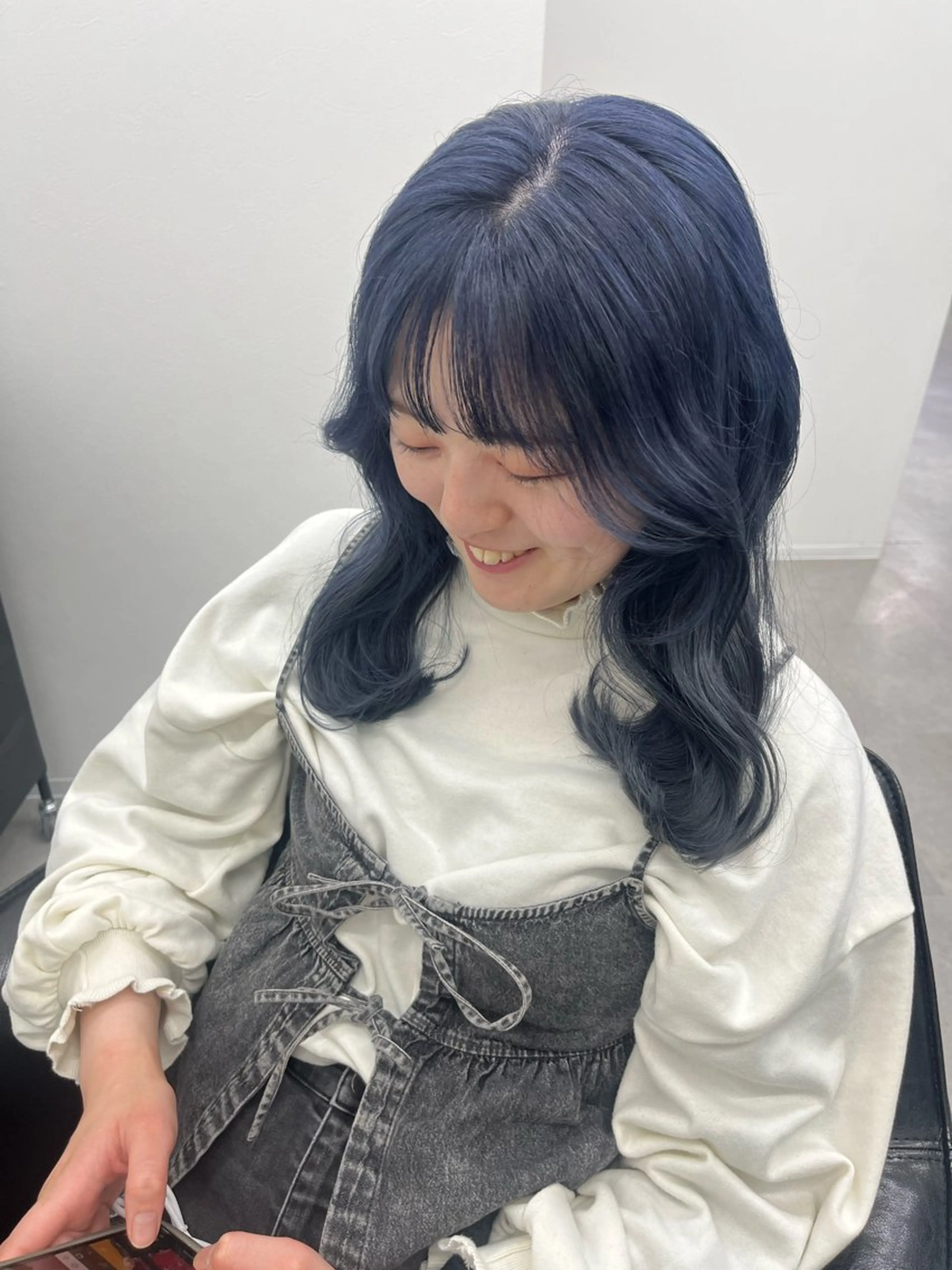 カラー ブリーチ ブルーカラー ヘアカラー 志垣 真衣のヘアスタイル