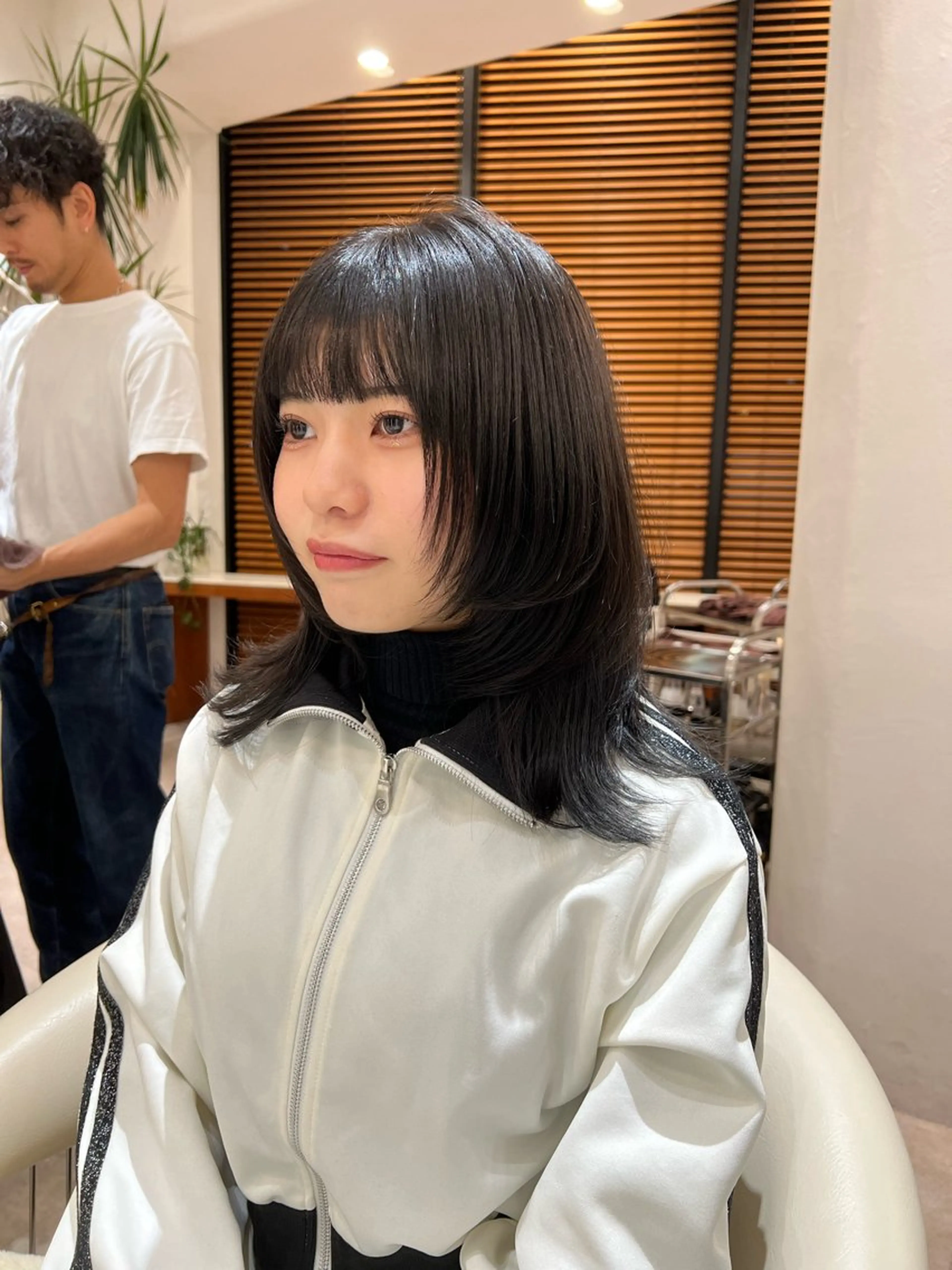 ミディアム カラー 黒髪 ブルーカラー ブルーブラック ダークグレー ダークグレージュ 韓国レイヤー🇰🇷 韓国研修◎渋谷カイトのヘアスタイル