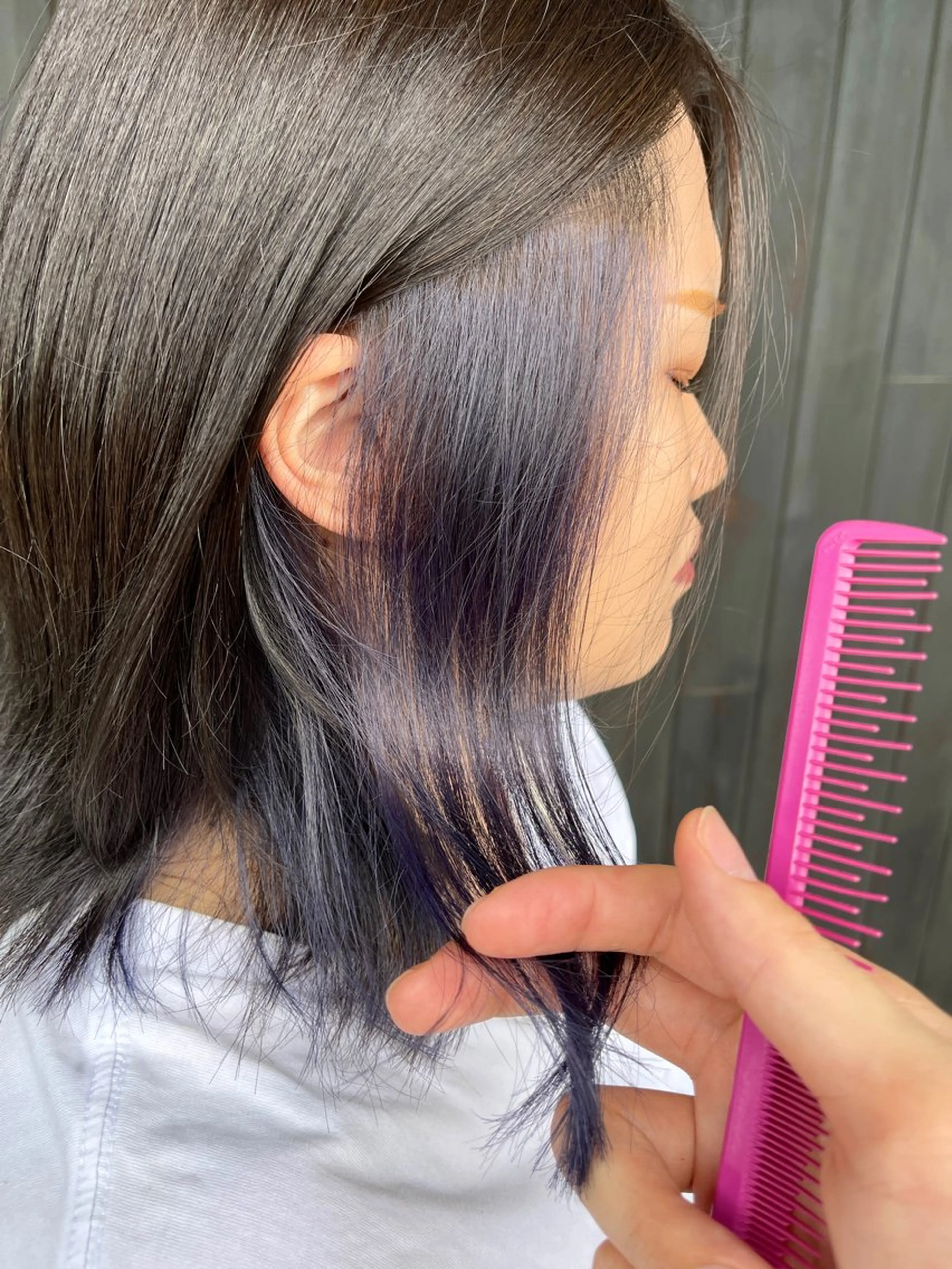 ミディアム カラー ブルーカラー ブルーバイオレット イヤリングカラー インナーカラー バイオレットカラー カット ヘアカラー トリートメント 三好 達也のヘアスタイル