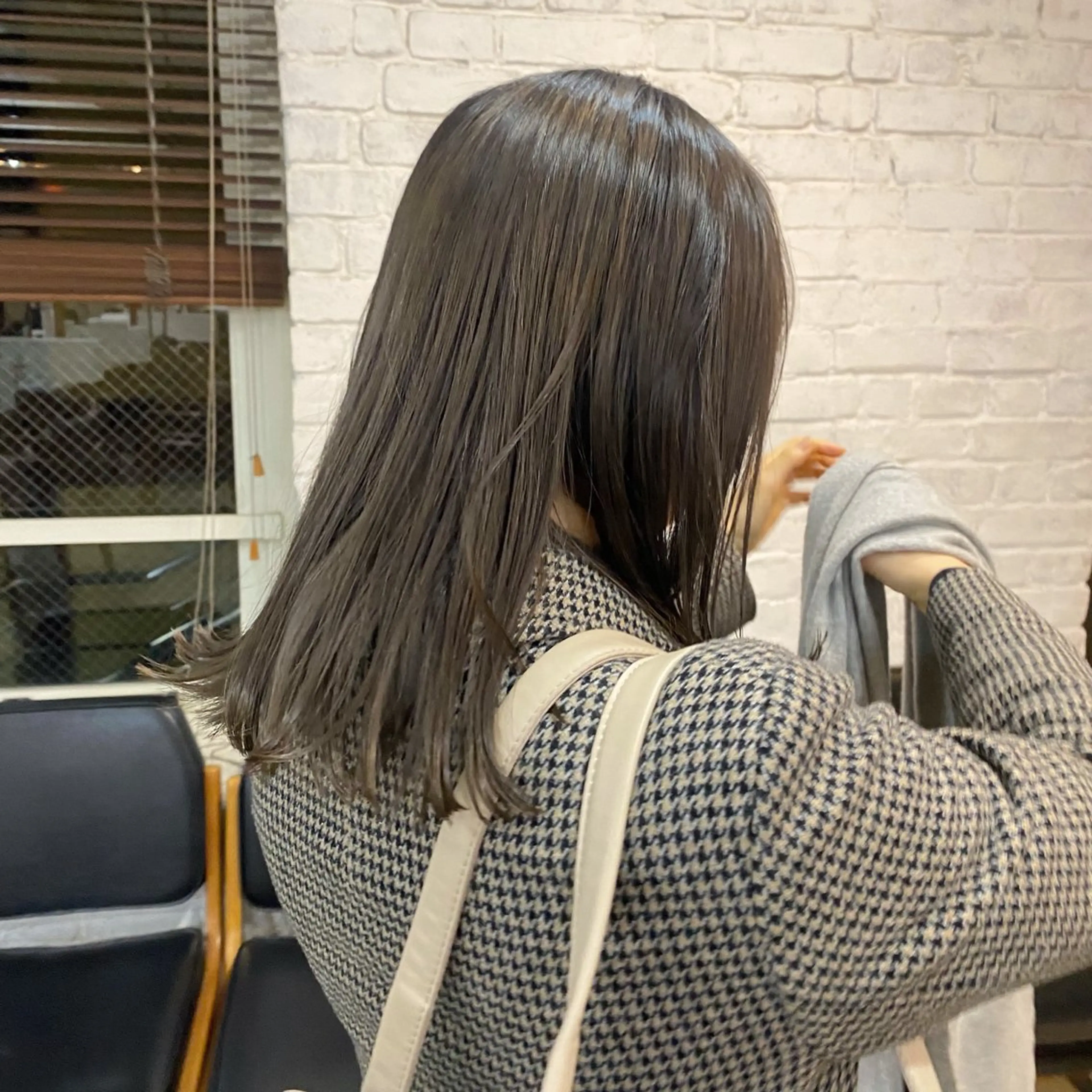 ミディアム カラー ヘアアレンジ ブリーチ 透明感カラー ダブルカラー グレージュ ブリーチなしカラー GARDEN omotesando所属・タキウエ ナナホのヘアスタイル