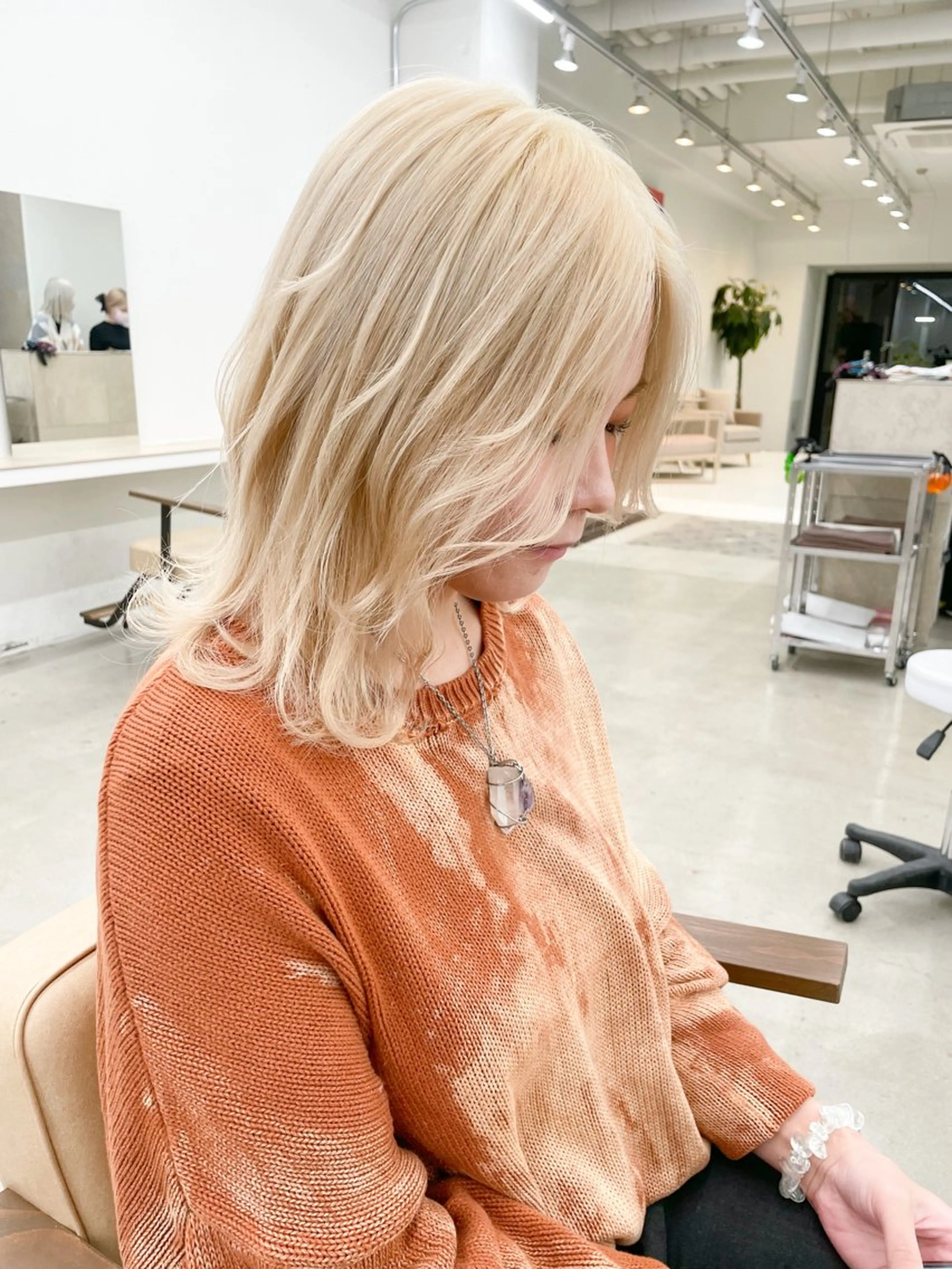 ミディアム カラー ブリーチ 抜きっぱなしブロンド ブロンド ケアブリーチ ハイトーンカラー ハイトーン/レイヤー /ケアブリーチ石川治のヘアスタイル