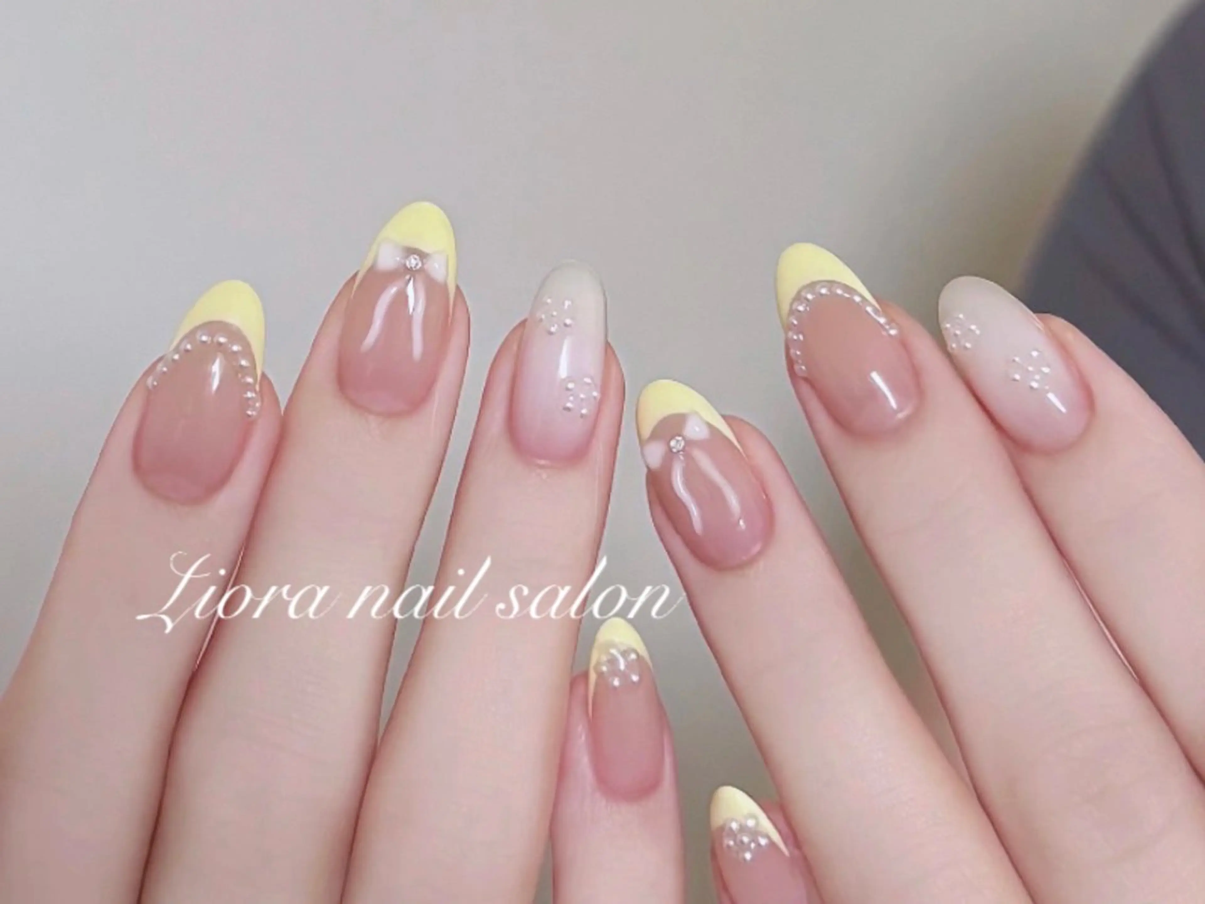 ネイル フレンチネイル ジェルネイル ガーリー グラデーション キラキラネイル ハンドネイル Liora nail 1のネイルデザイン