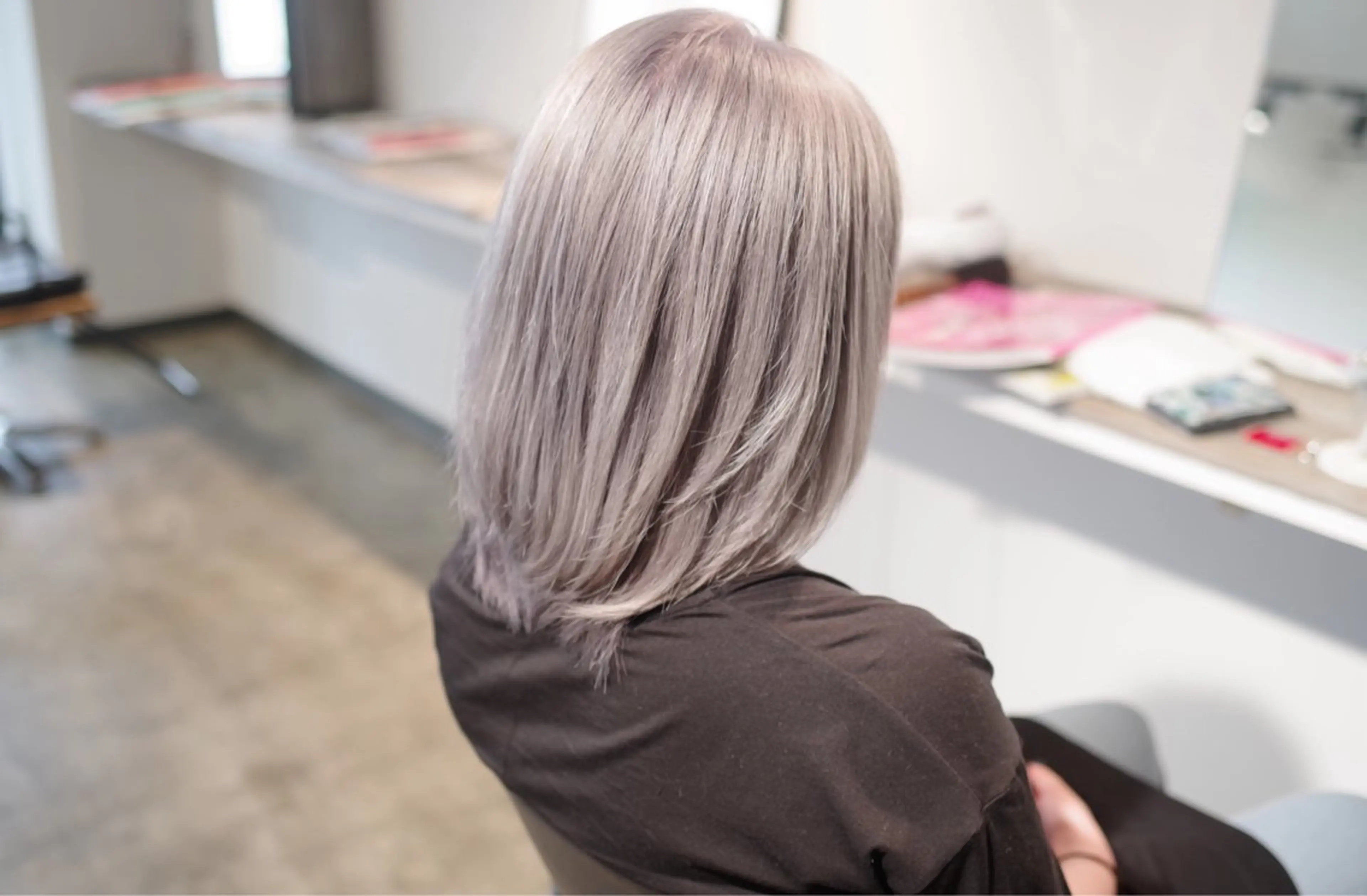 セミロング カラー ブリーチ ハイトーンカラー シルバー ホワイトシルバー ムラ修正/ ハイトーン💖Riaのヘアスタイル