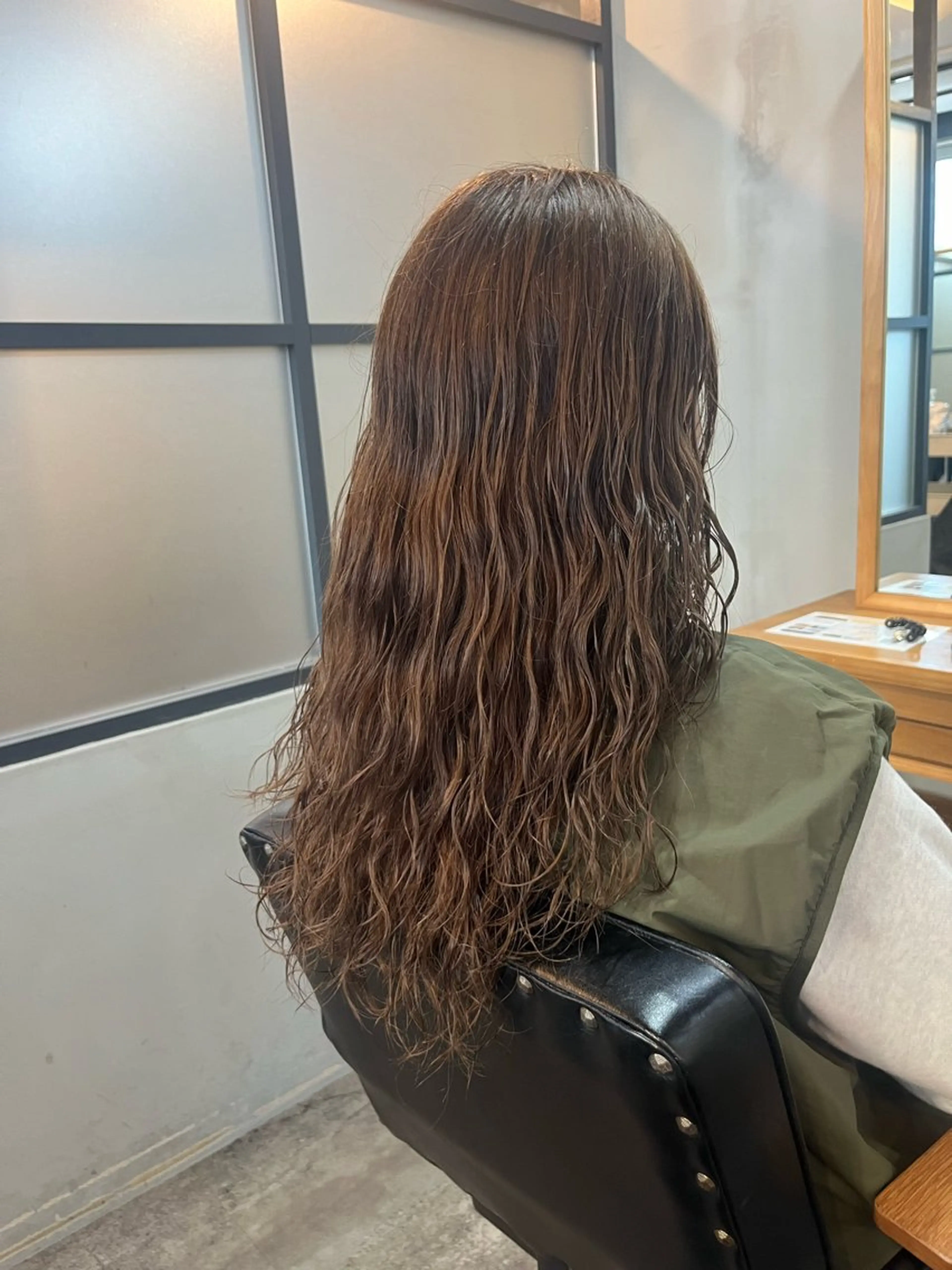 ロング パーマ 栗本 陽香/顔周りレ イヤー/透明感カラーのヘアスタイル