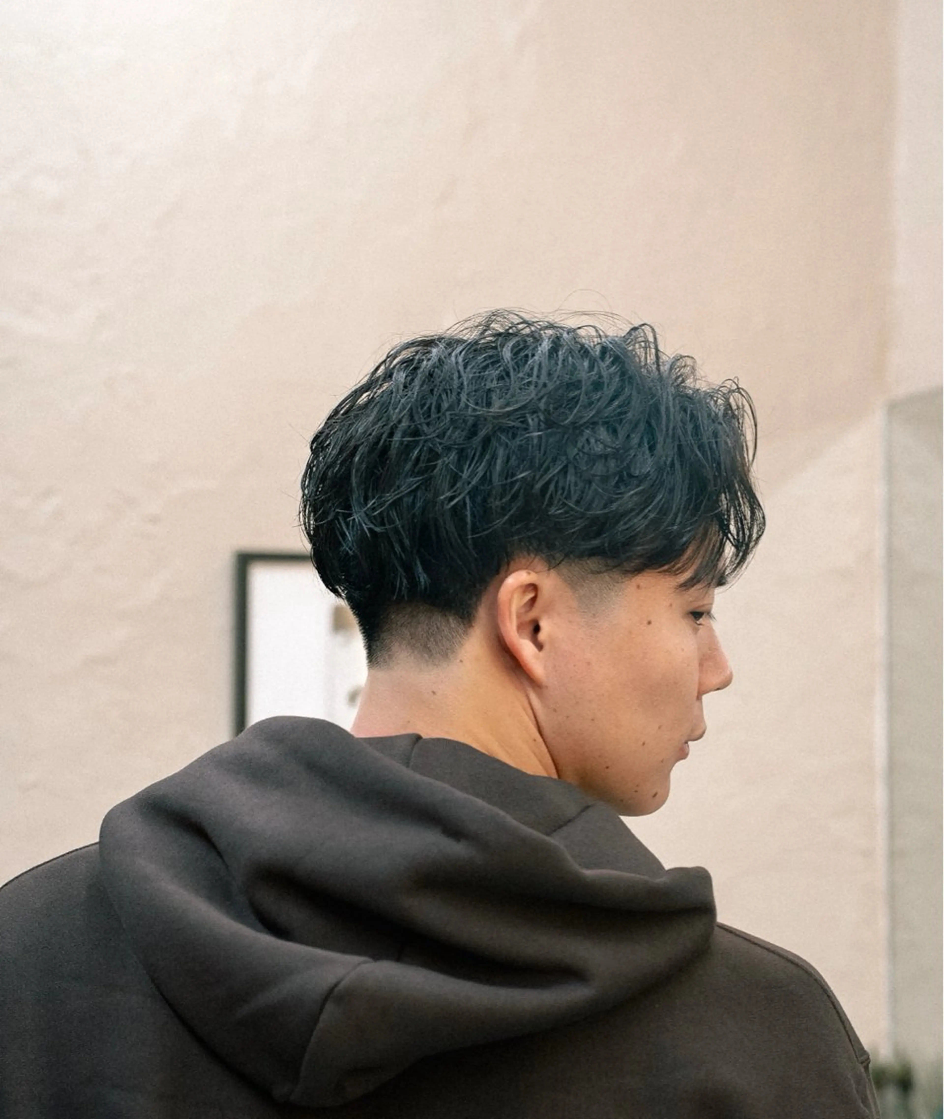 ショート カラー パーマ メンズ センターパート ニュアンスパーマ カット パーマ 🔗メンズサロン🔗 Kieのヘアスタイル