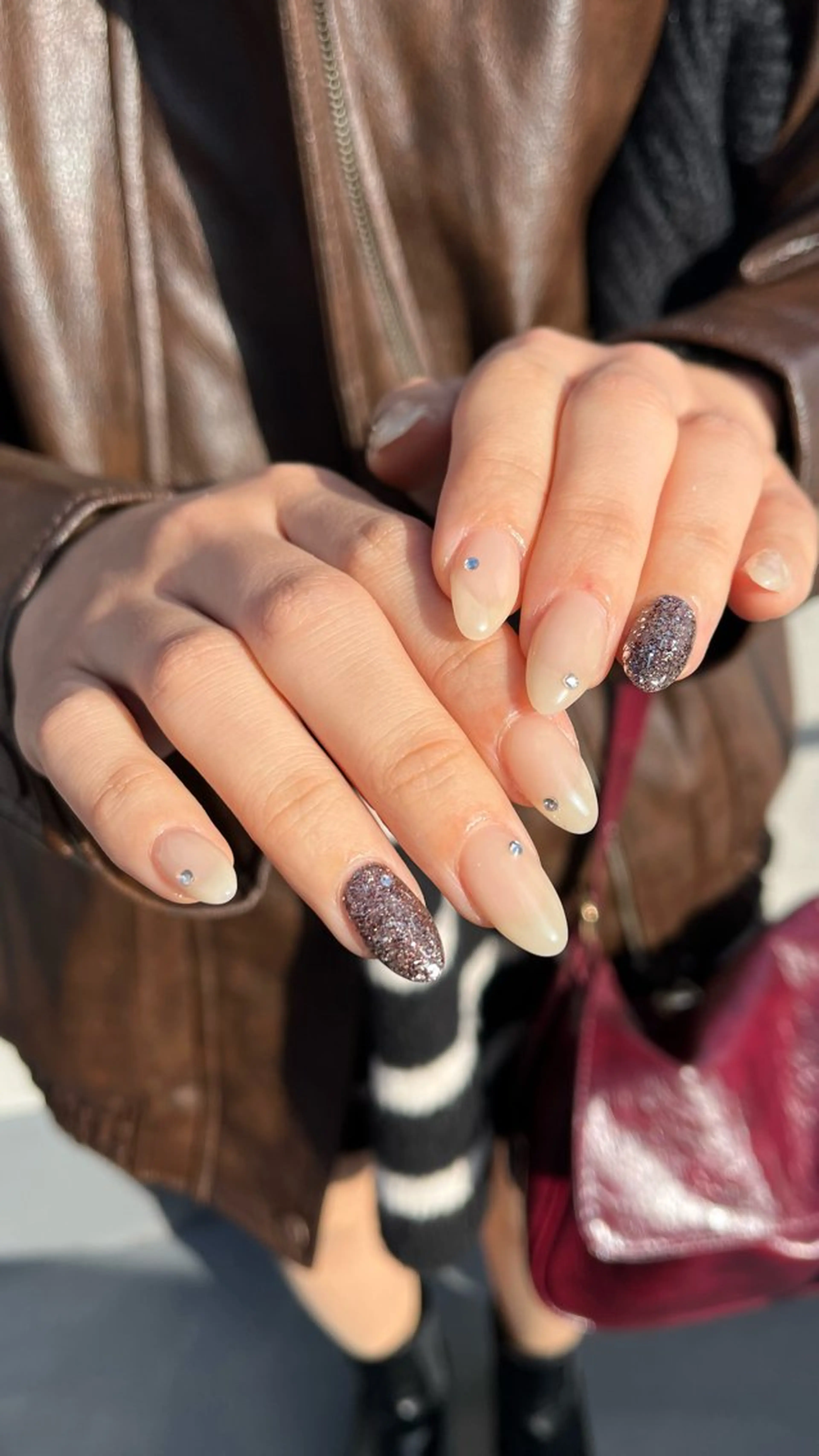 ネイル ストーンネイル ハンドネイル 🤎Two ERI🤎のネイルデザイン