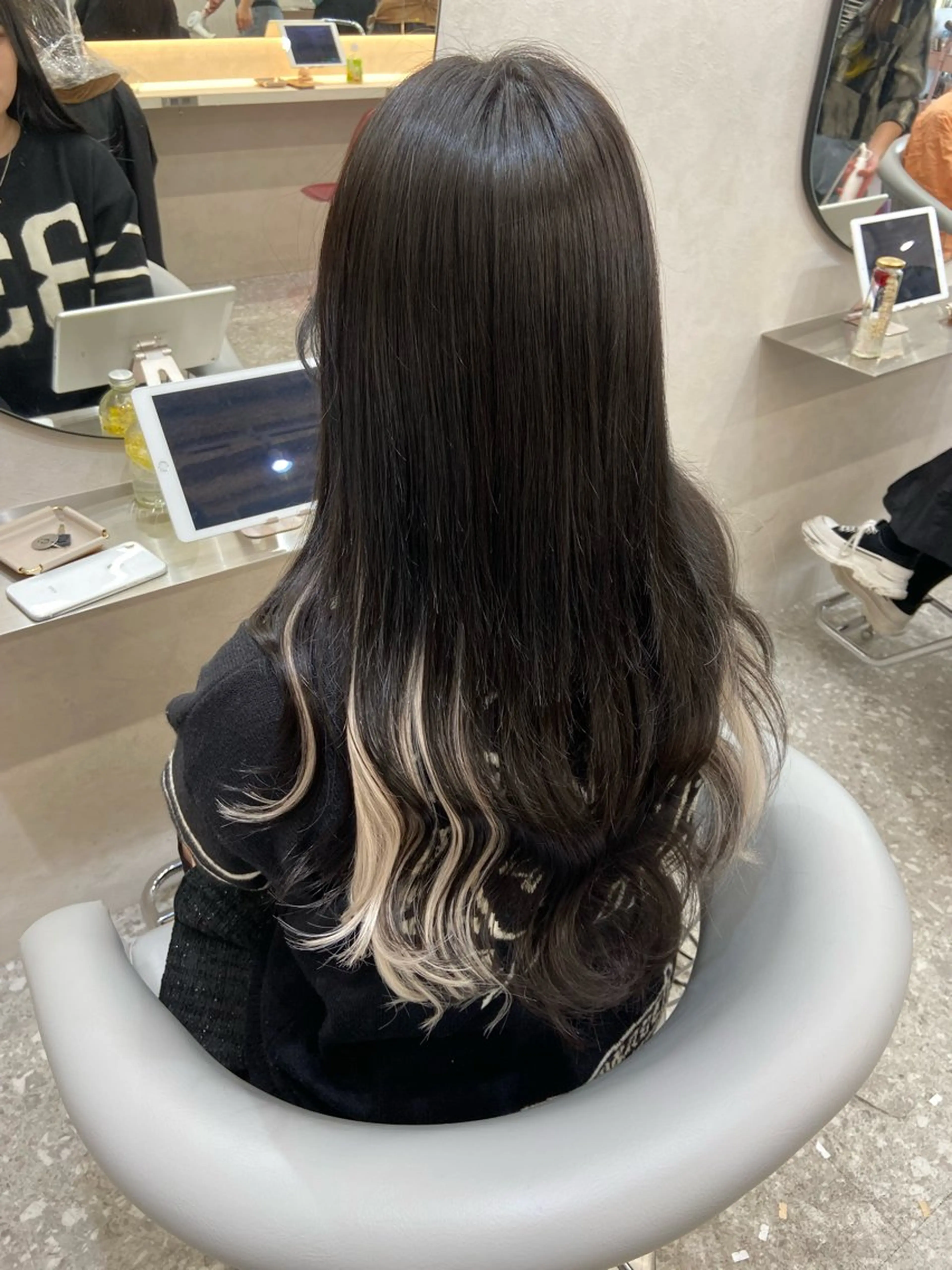 ロング カラー シールエクステ イヤリングカラー インナーカラー エクステ カット ヘアカラー エクステ 新宿/韓国ヘア 中明度カラー/かやのヘアスタイル