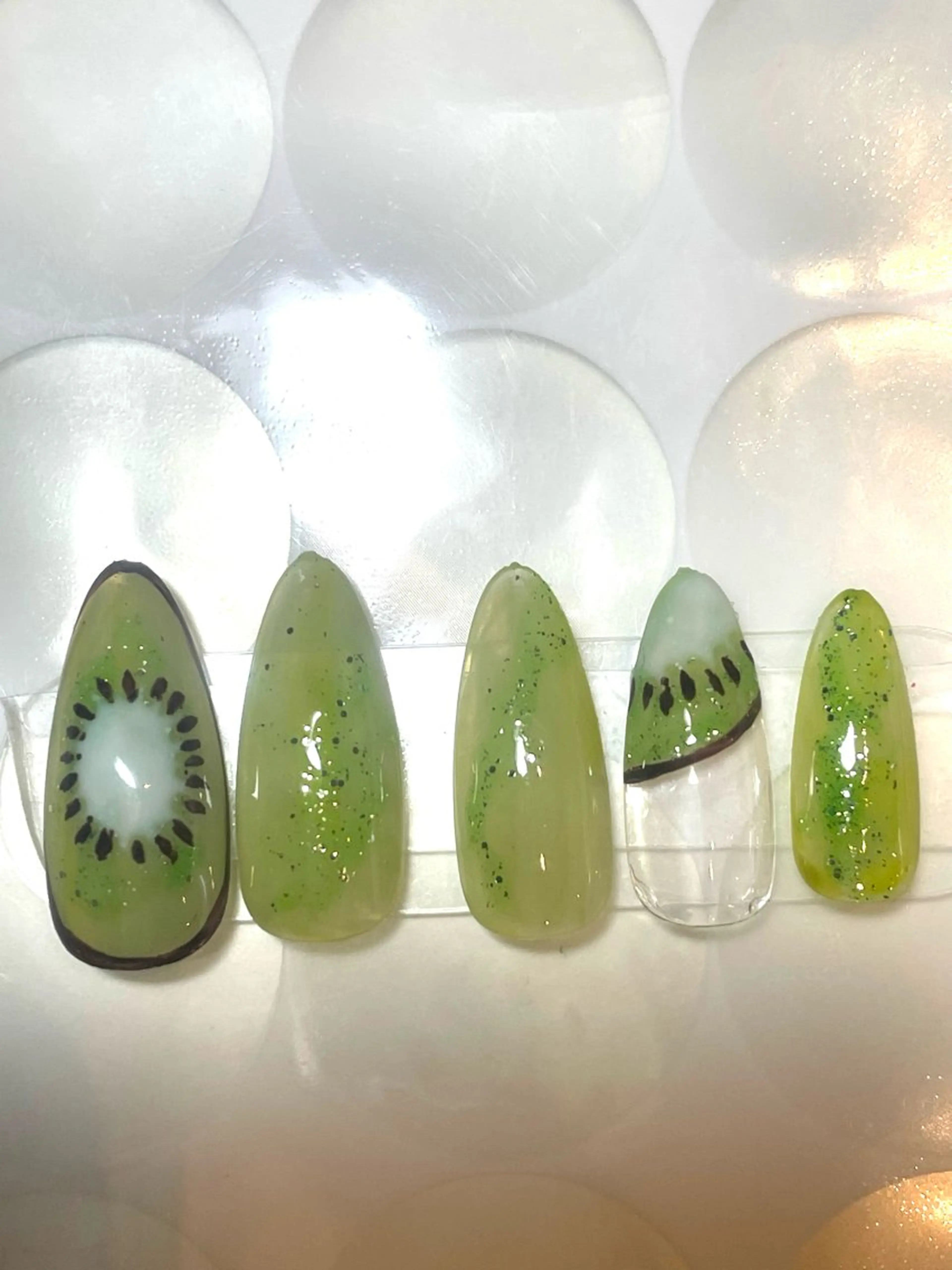 ニュアンスネイルandアート２本　フルーツ🍋🥝アート💅の写真