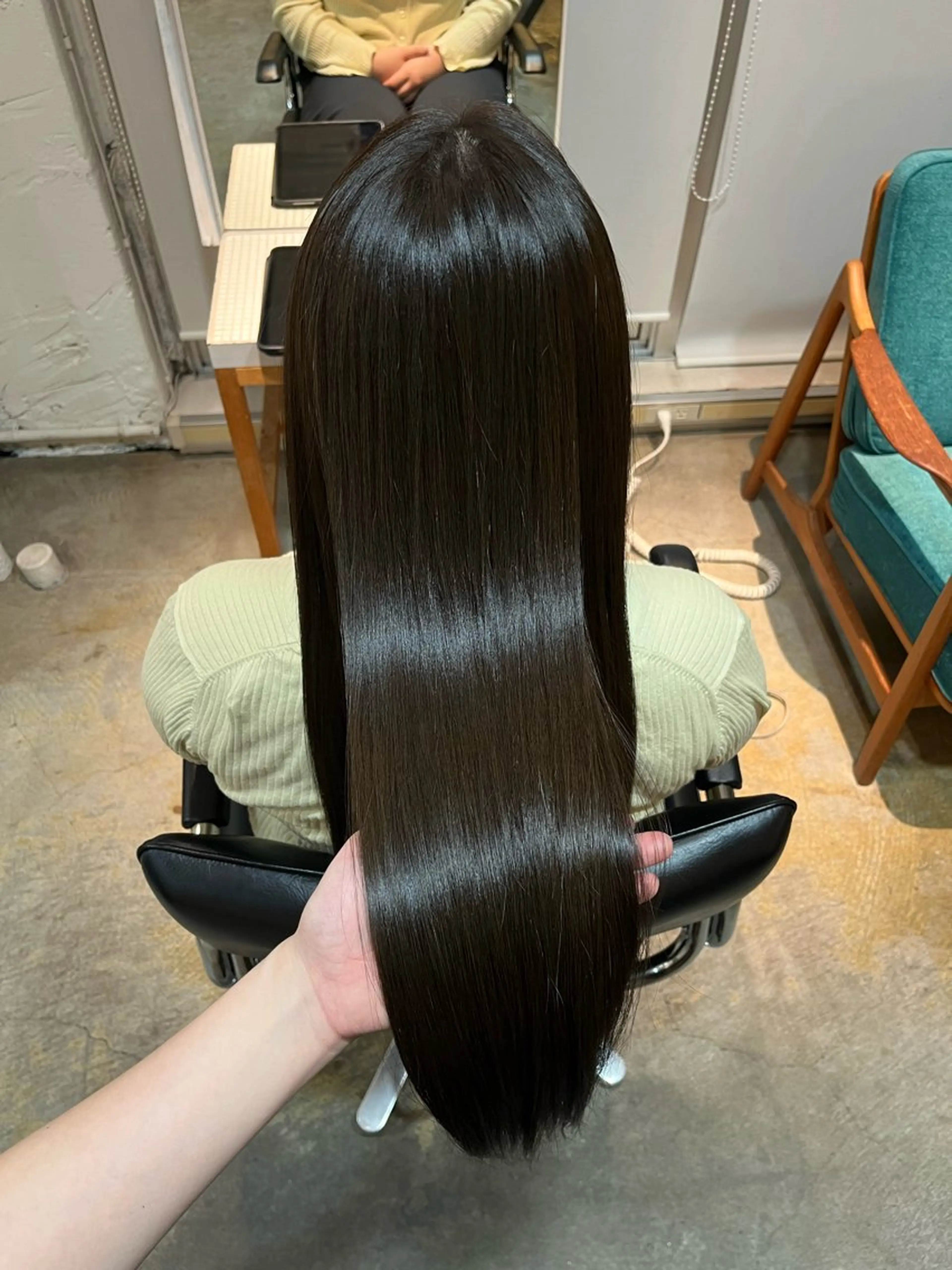 ロング カラー ベージュカラー オリーブベージュ ヘアカラー 栗林 惟のヘアスタイル