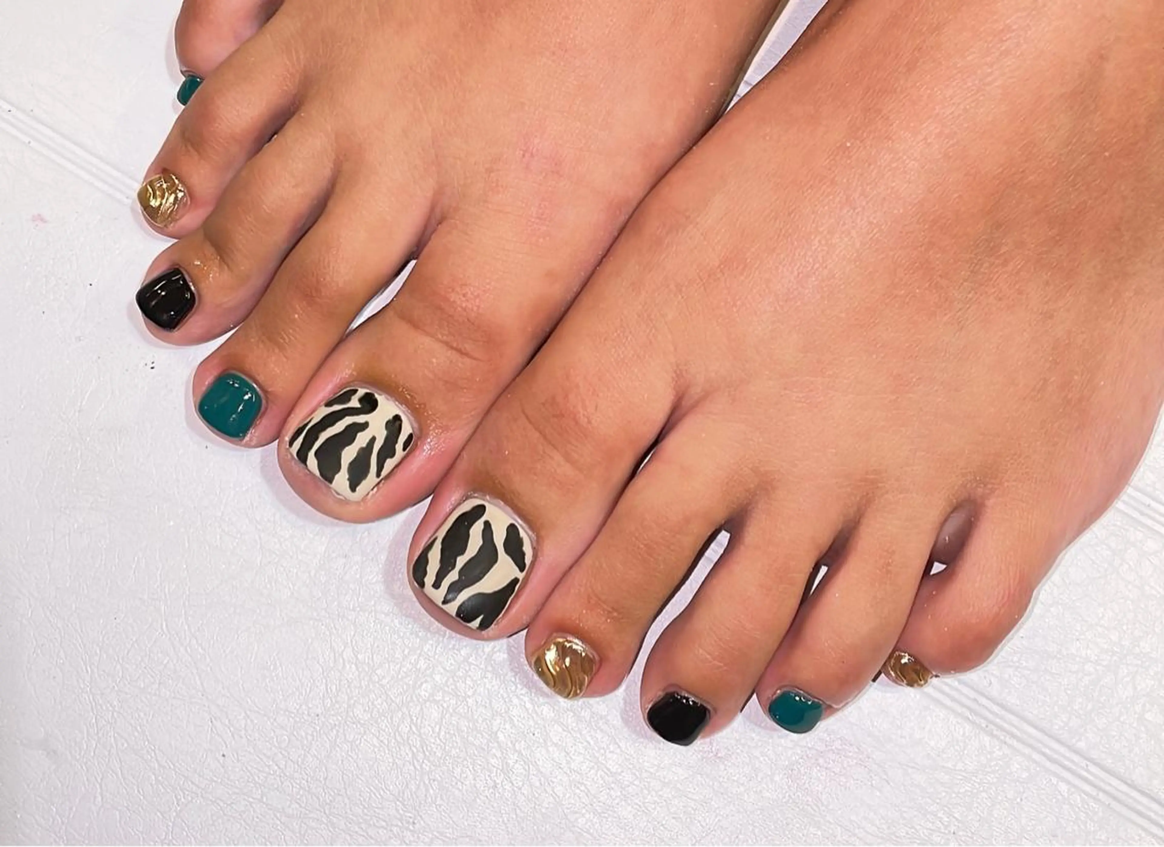 ネイル フットネイル VIERU 🌈🎀💖のネイルデザイン