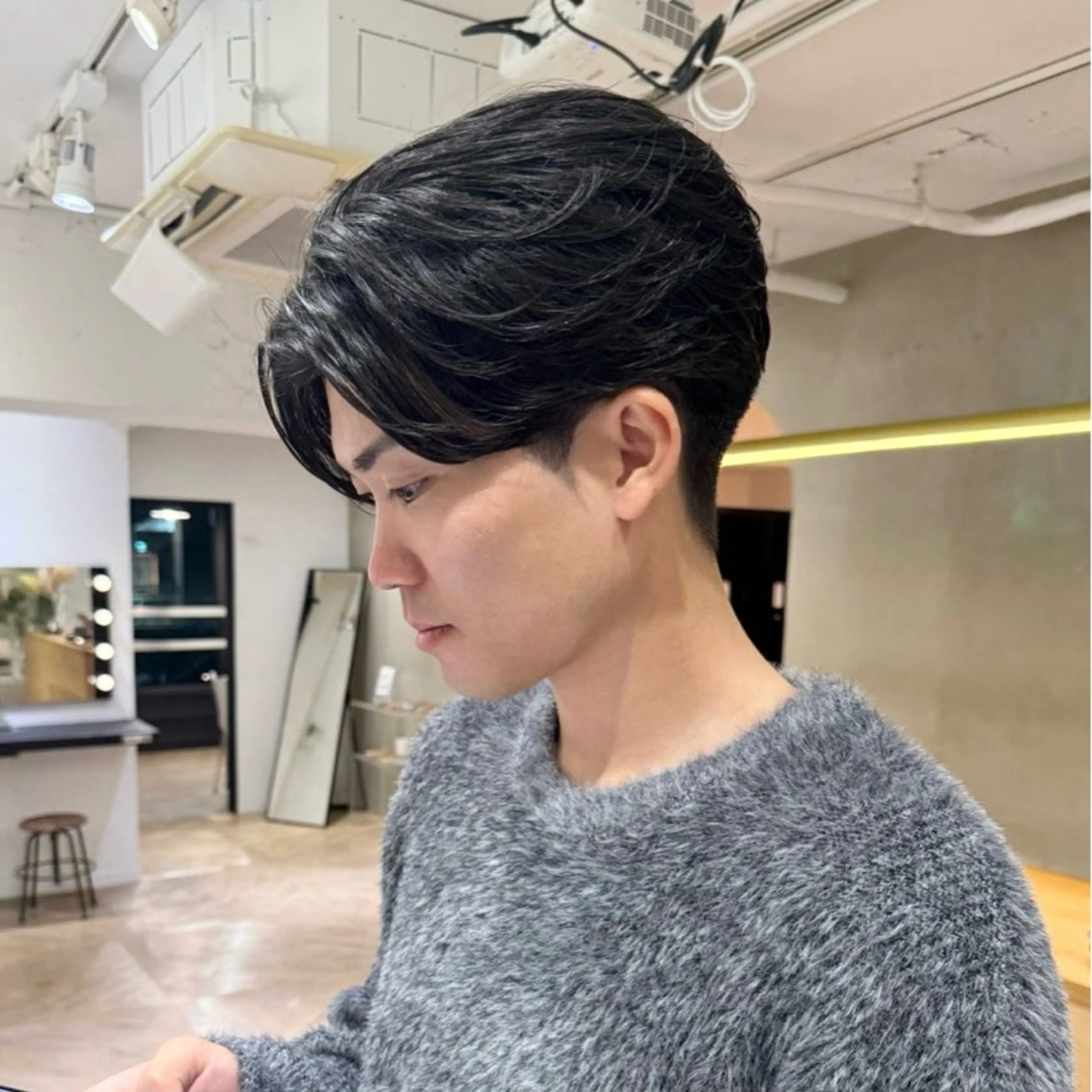 ミディアム パーマ メンズ ミディアムパーマ センターパート ダウンパーマ フェザーパーマ メンズパーマ カット 田形 清流のヘアスタイル