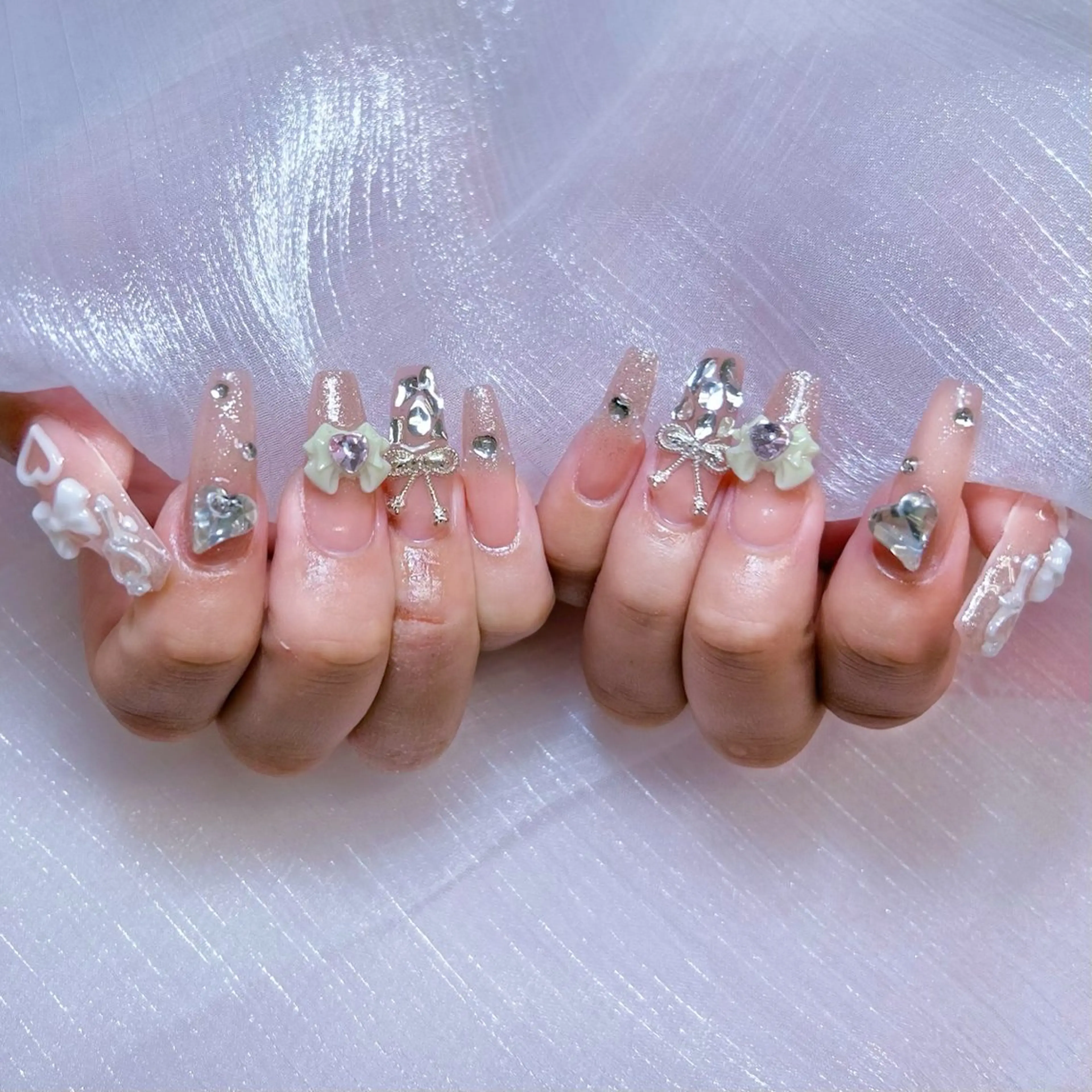 ネイル アートネイル オーロラネイル キラキラネイル 韓国ネイル マグネットネイル ハンドネイル ハンドケア DIAMOND 💞のネイルデザイン