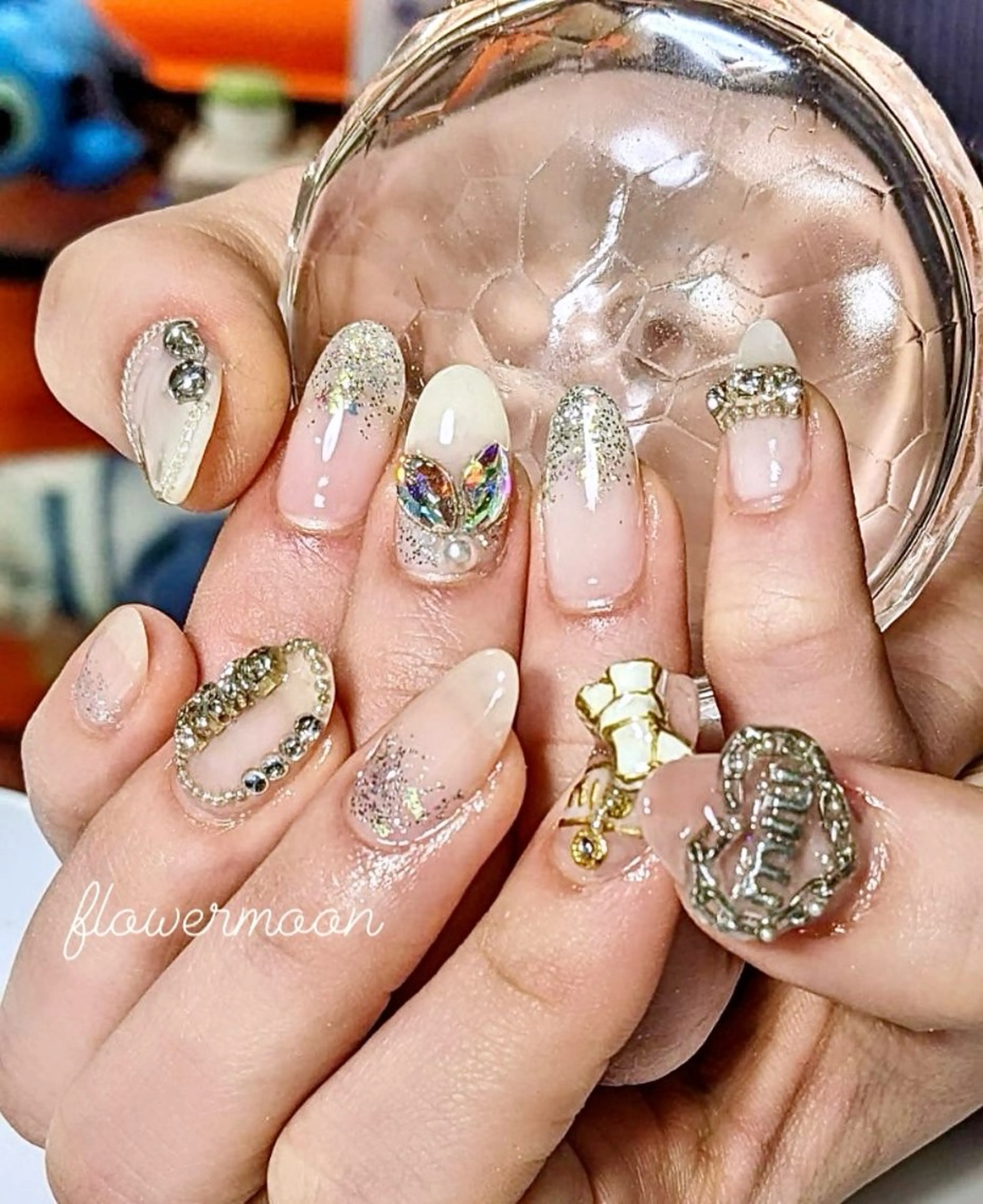 ネイル ラメ(グリッター) フラワー ムーンのネイルデザイン