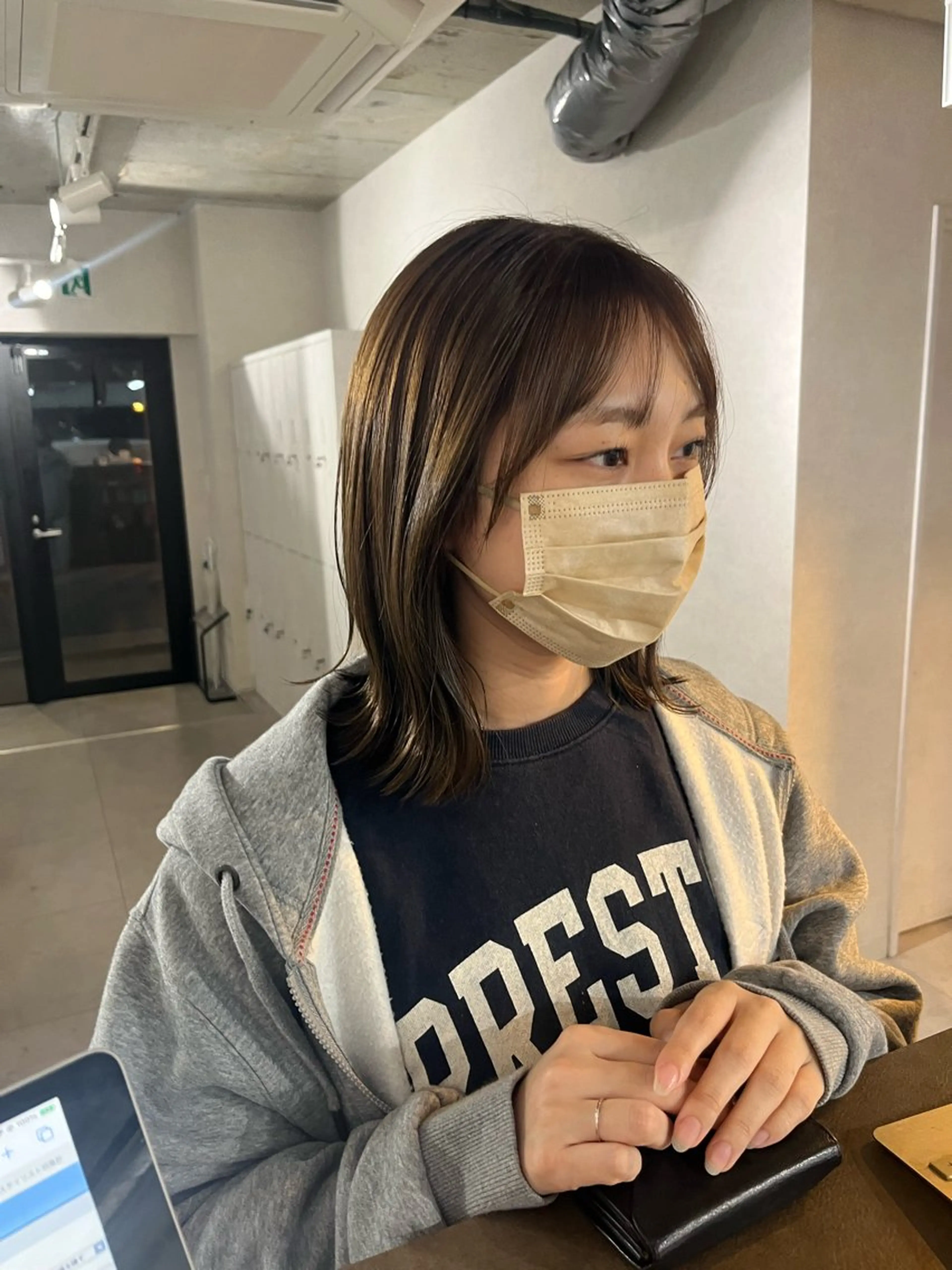 ミディアム カラー ベージュカラー オリーブベージュ anon Loemのヘアスタイル