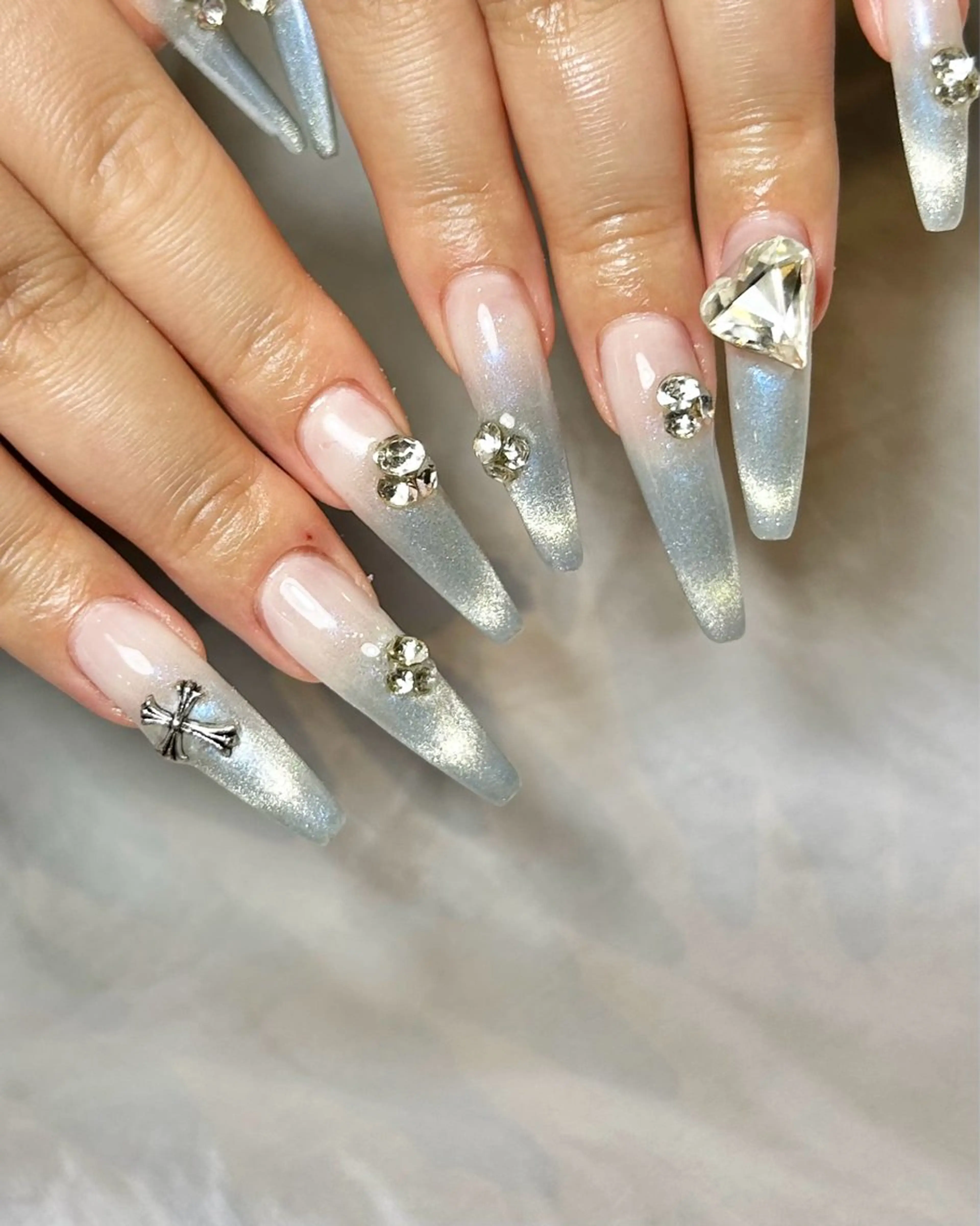 ネイル ブルー キラキラネイル 持ち込み ストーンネイル ハンドネイル Reflection marikoのネイルデザイン