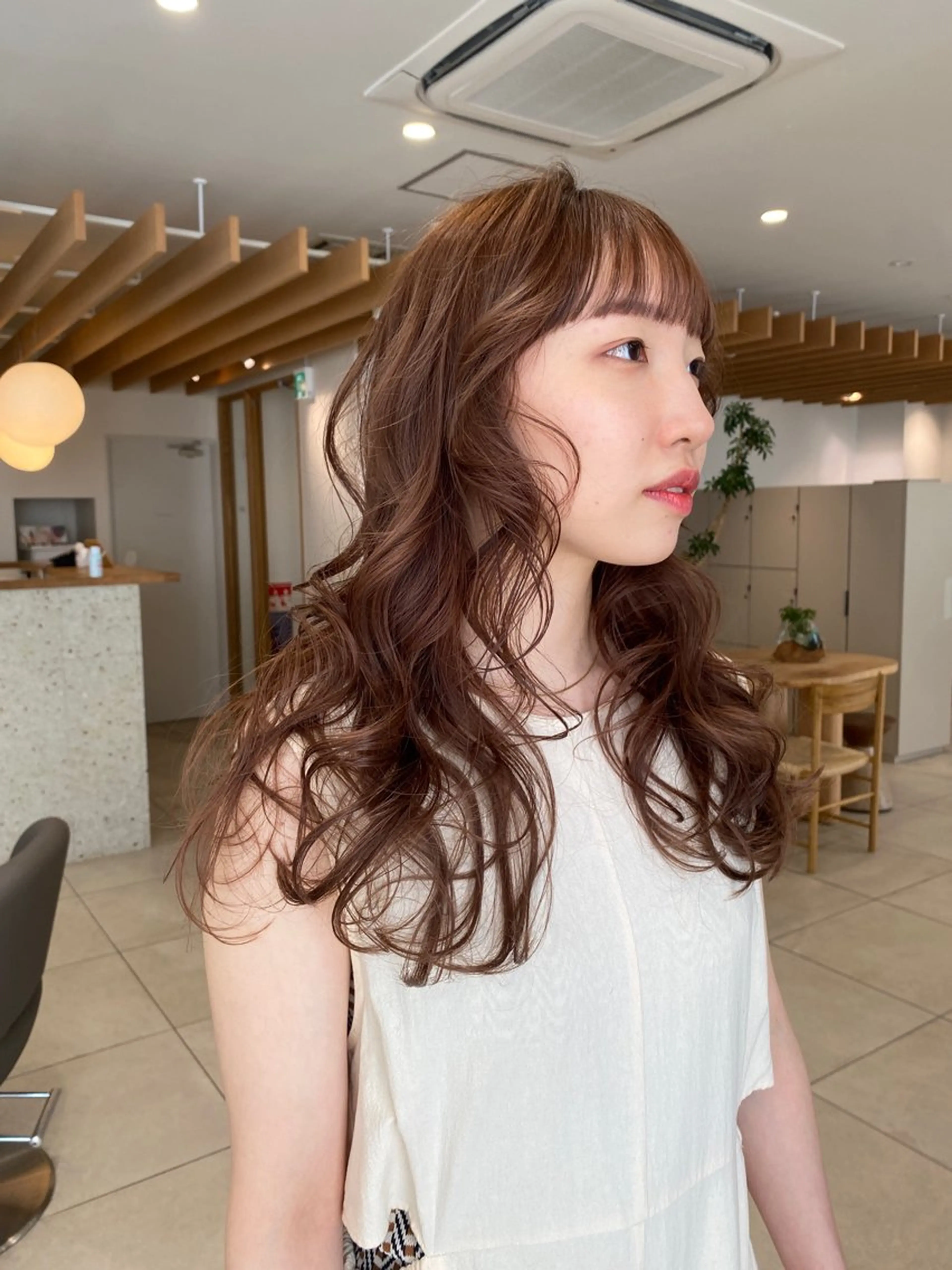 ロング カラー ベージュカラー ブリーチ ハイトーンカラー ハイトーンベージュ ブリーチなしカラー キタ リオナのヘアスタイル