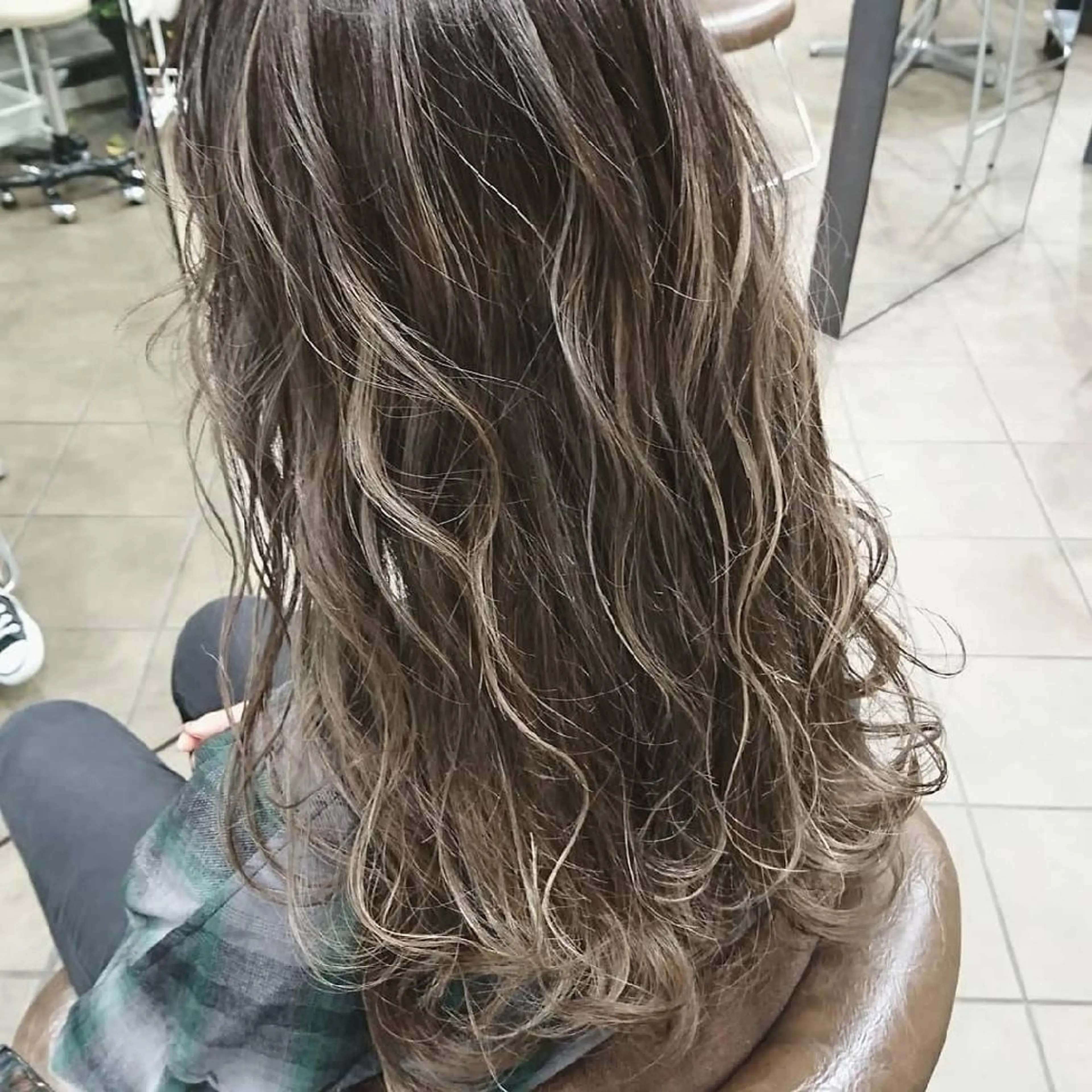 ロング カット ヘアカラー Luisハイライト　 喜連瓜破、髪質改善のヘアスタイル