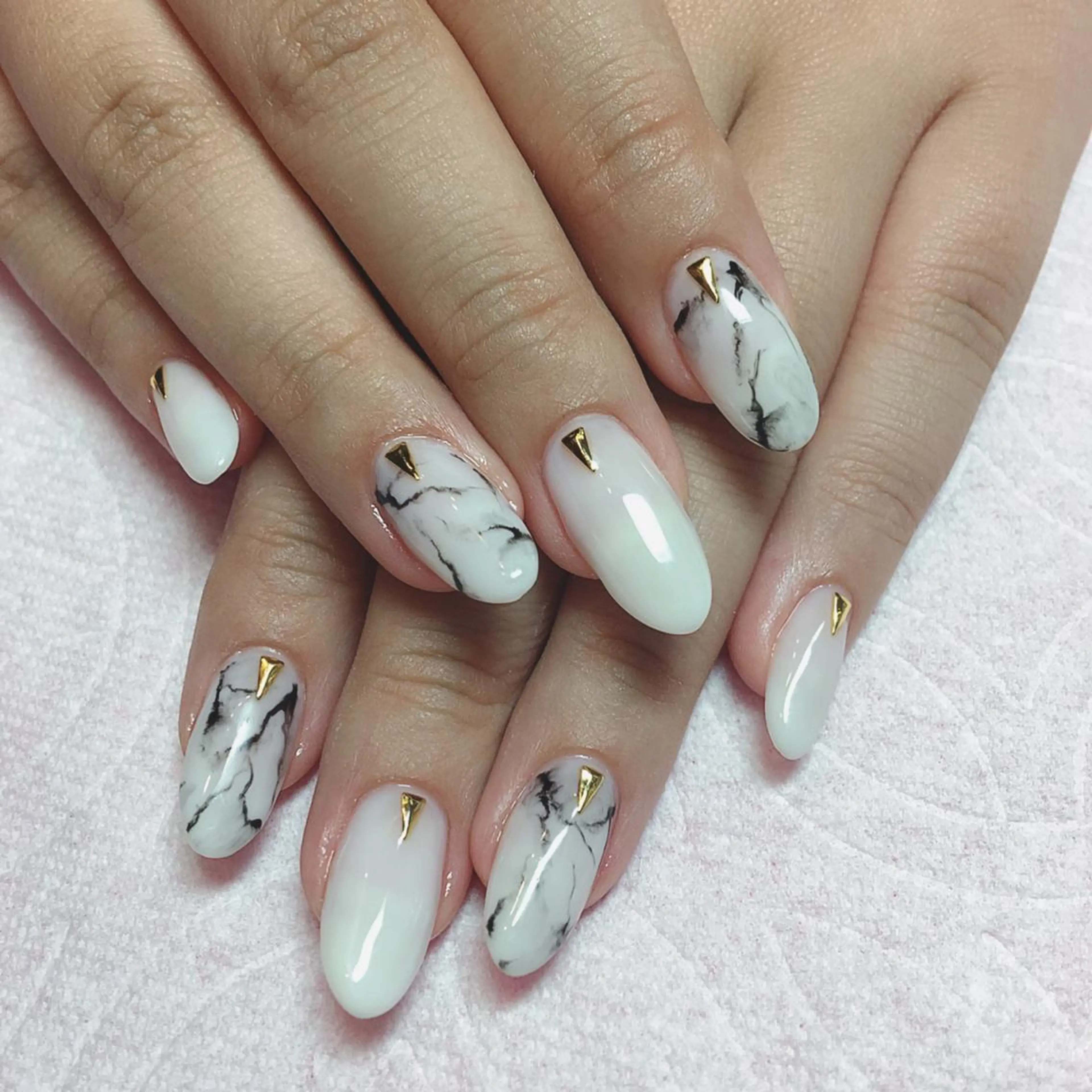 ネイル アートネイル 長さ出し 大理石ネイル(マーブル) ワンカラーネイル スカルプネイル THECOLORS所属・近貞 莉奈のネイルデザイン