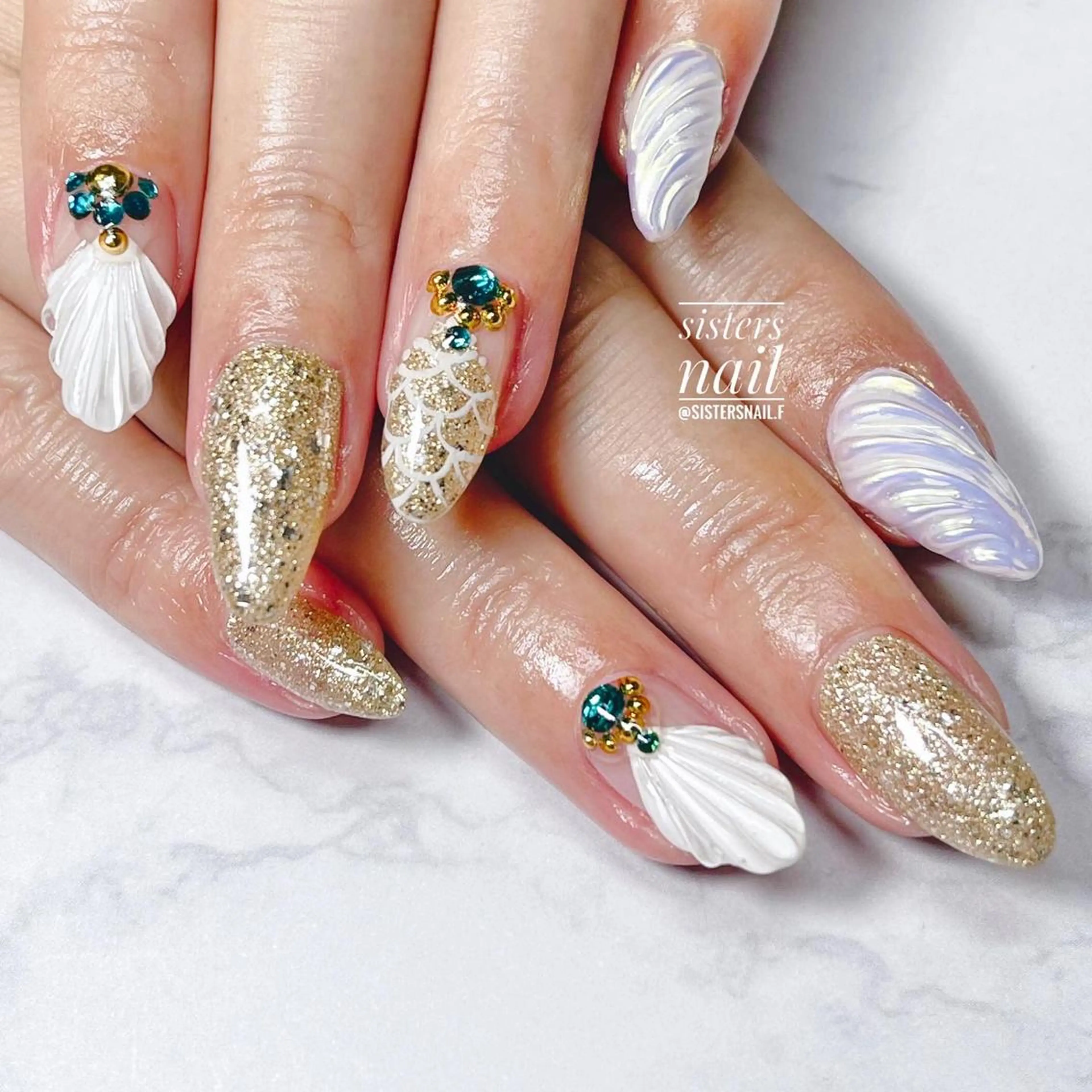 ネイル アートネイル フレンチネイル ゴールド キラキラネイル 夏ネイル sisters nail.fのネイルデザイン