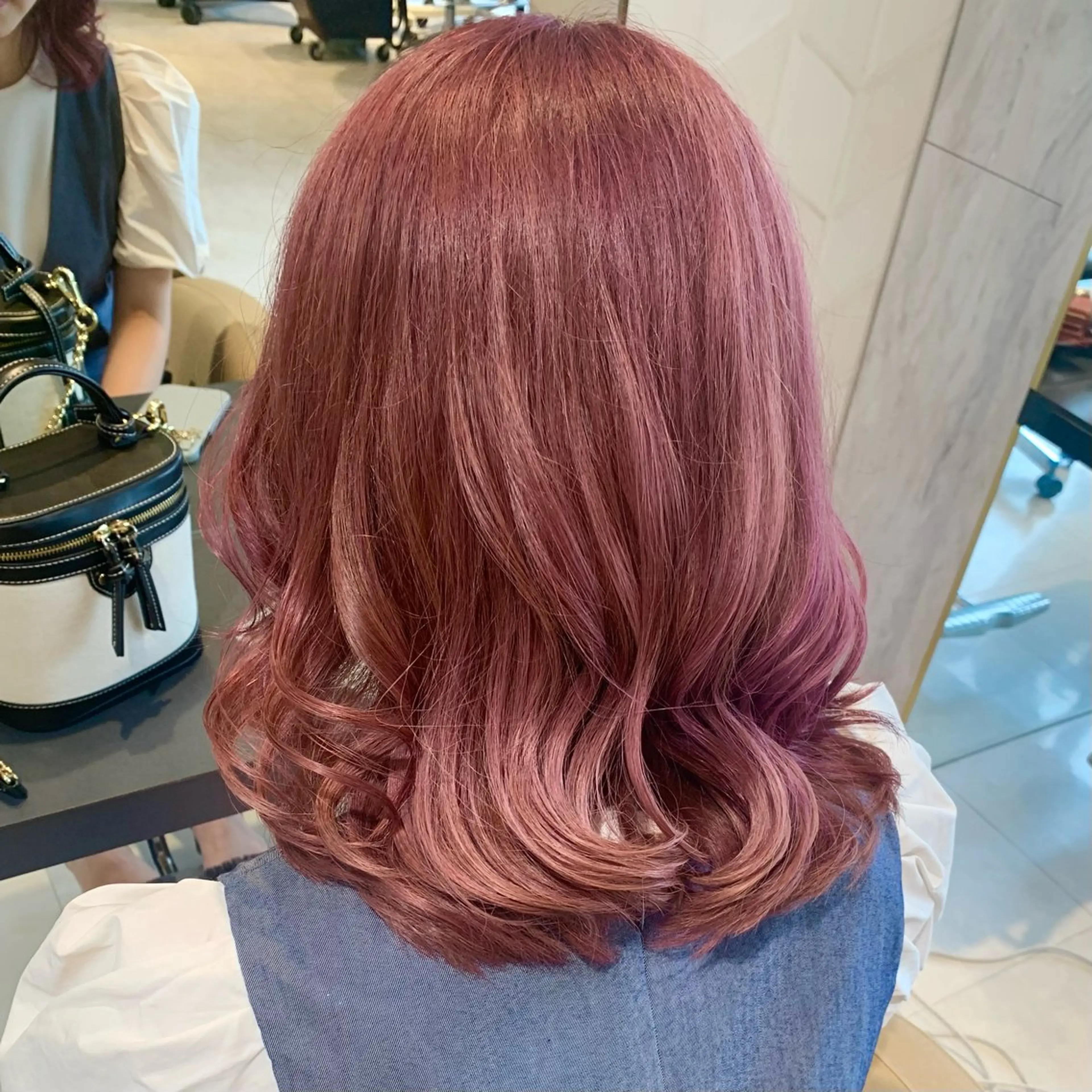 セミロング カラー ブリーチ ピンクカラー Ammy所属・ももな/レイヤー/ ベージュカラー/駒沢のヘアスタイル