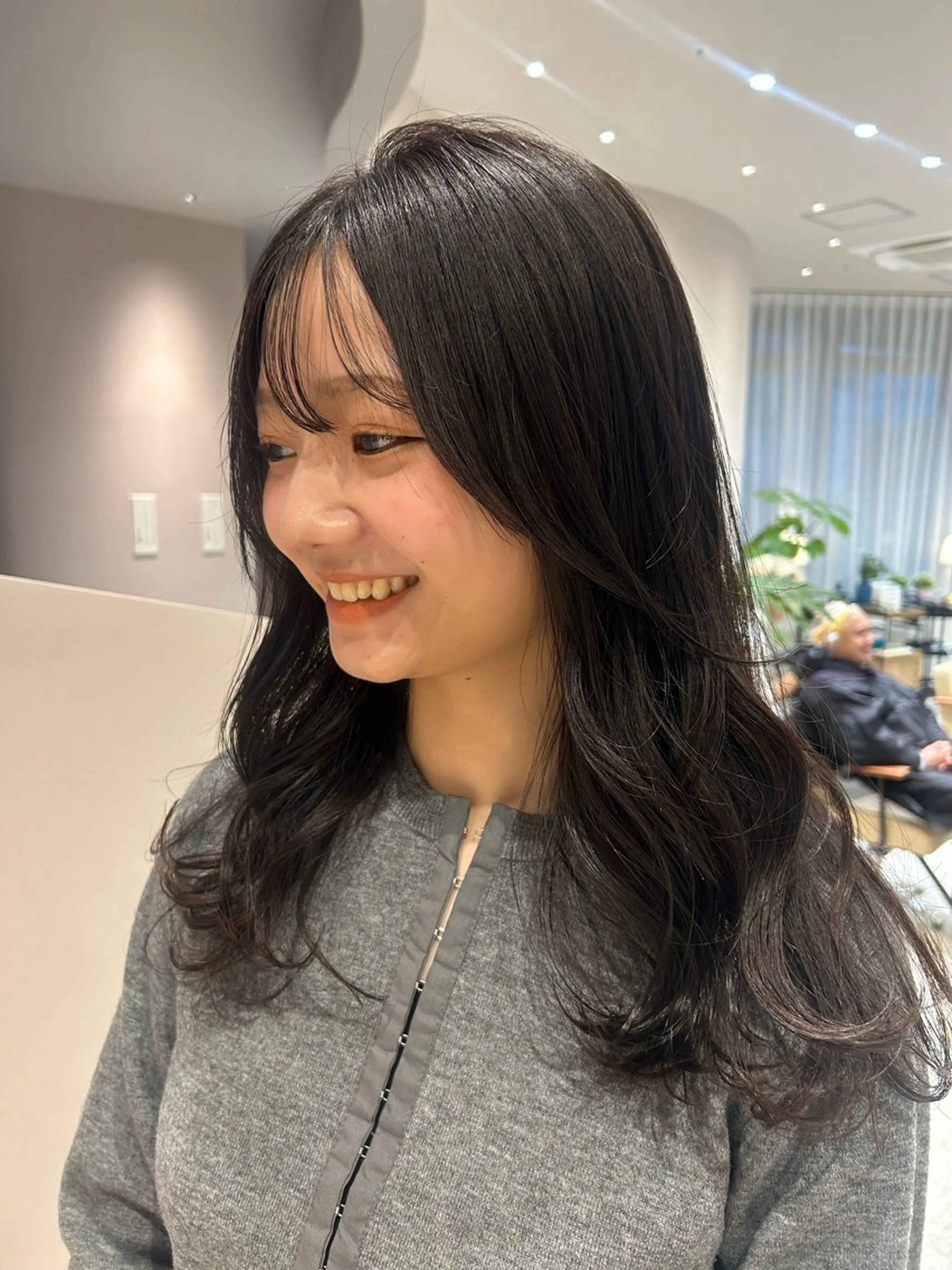ロング カラー グレージュ イルミナカラー 韓国風ヘア レイヤーカット シースルーバング カット ヘアカラー トリートメント 浅倉栞 /透明感カラーのヘアスタイル