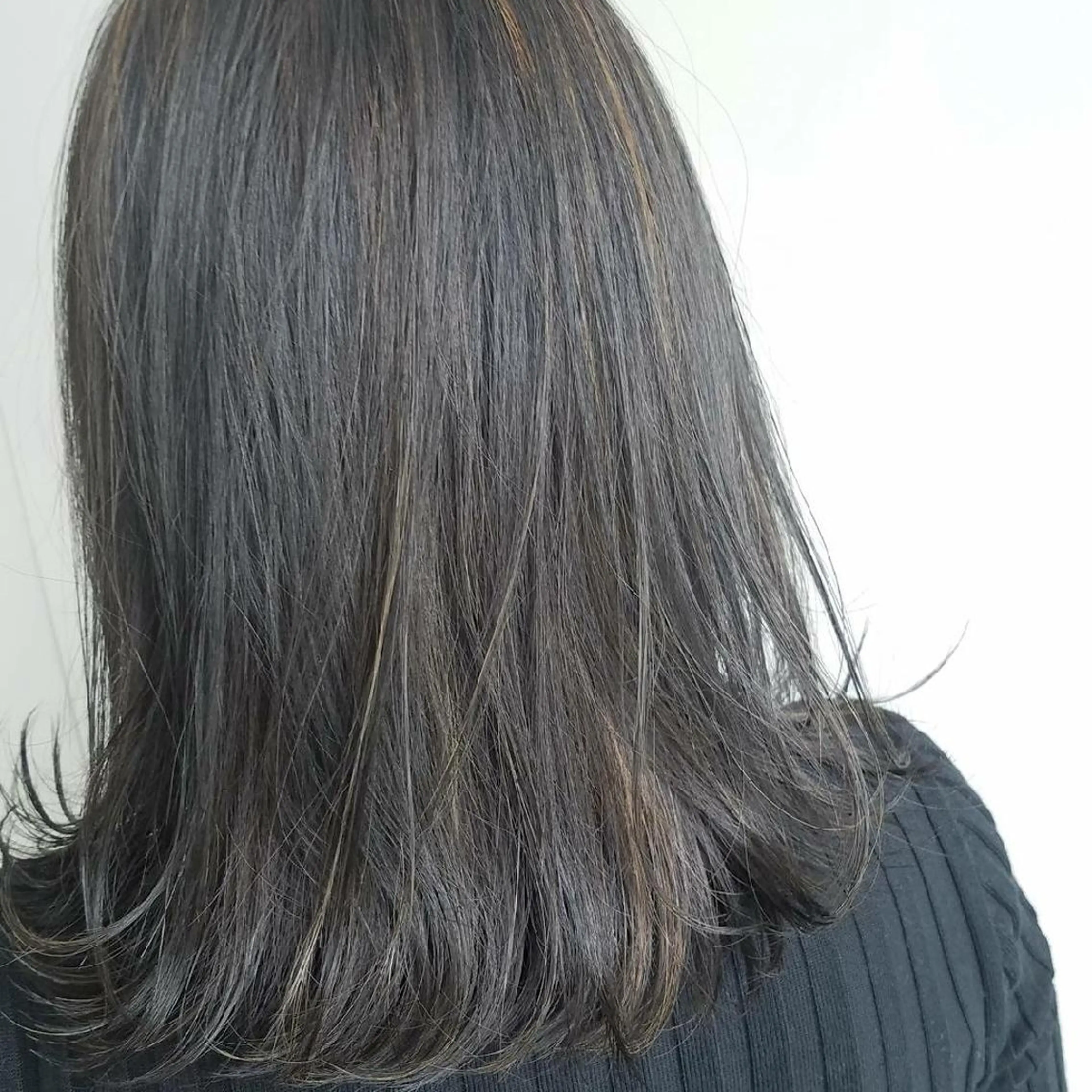 ミディアム カラー ダークグレー ハイライトカラー ハイライト iplus まつげ、眉毛、耳つぼのマツエク・マツパデザイン