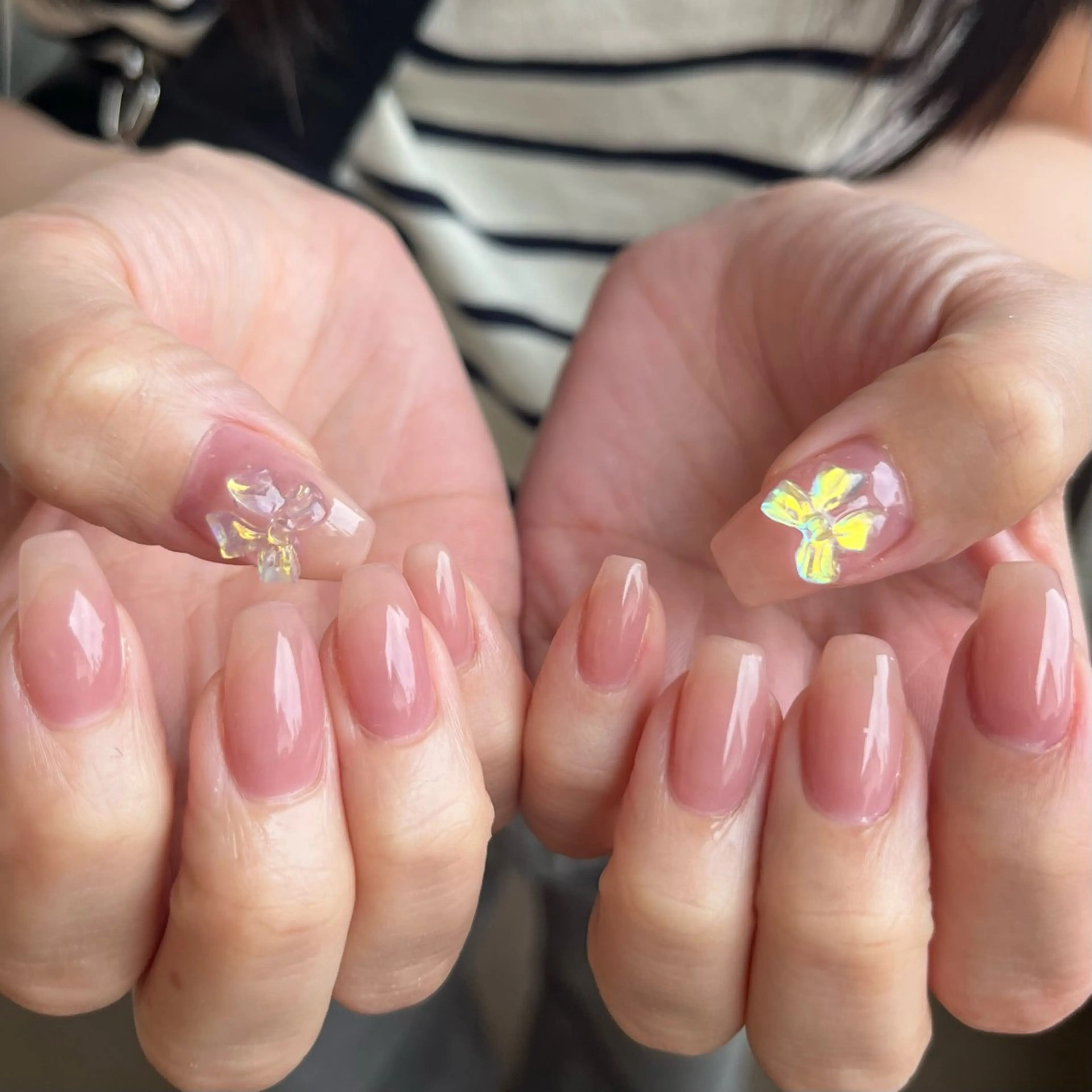 ネイル ワンカラーネイル リボン ハンドネイル Ray. ちゅるん系ニュアンスのネイルデザイン