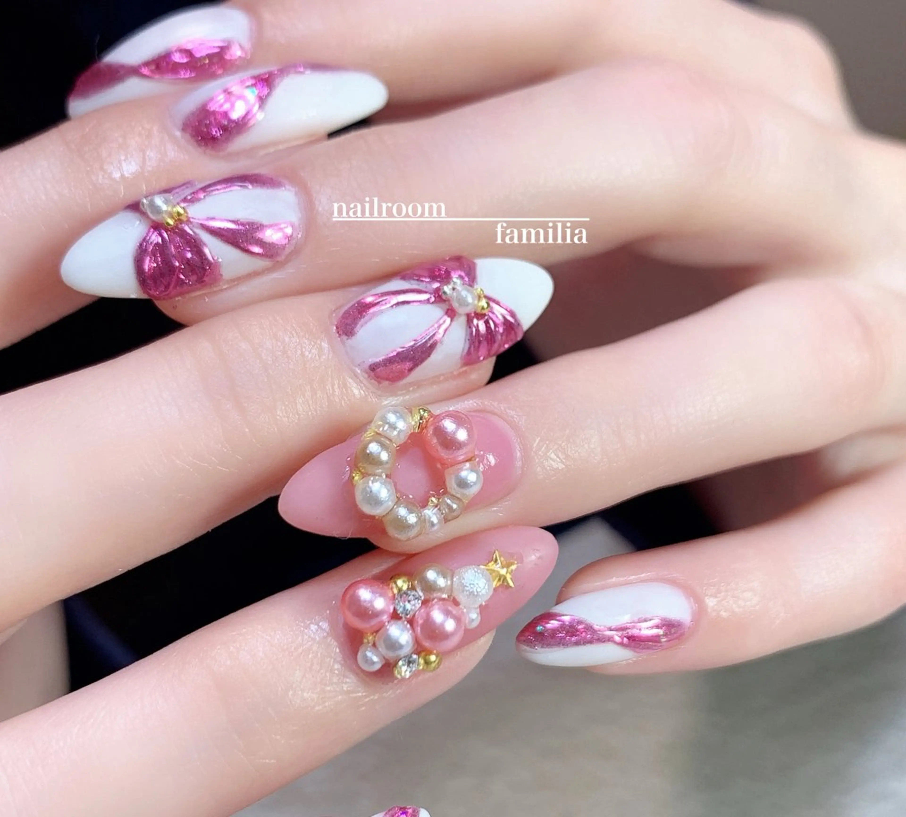 ネイル マットネイル ミラーネイル リボン 冬ネイル クリスマス ハンドネイル -nailroom- familiaのネイルデザイン