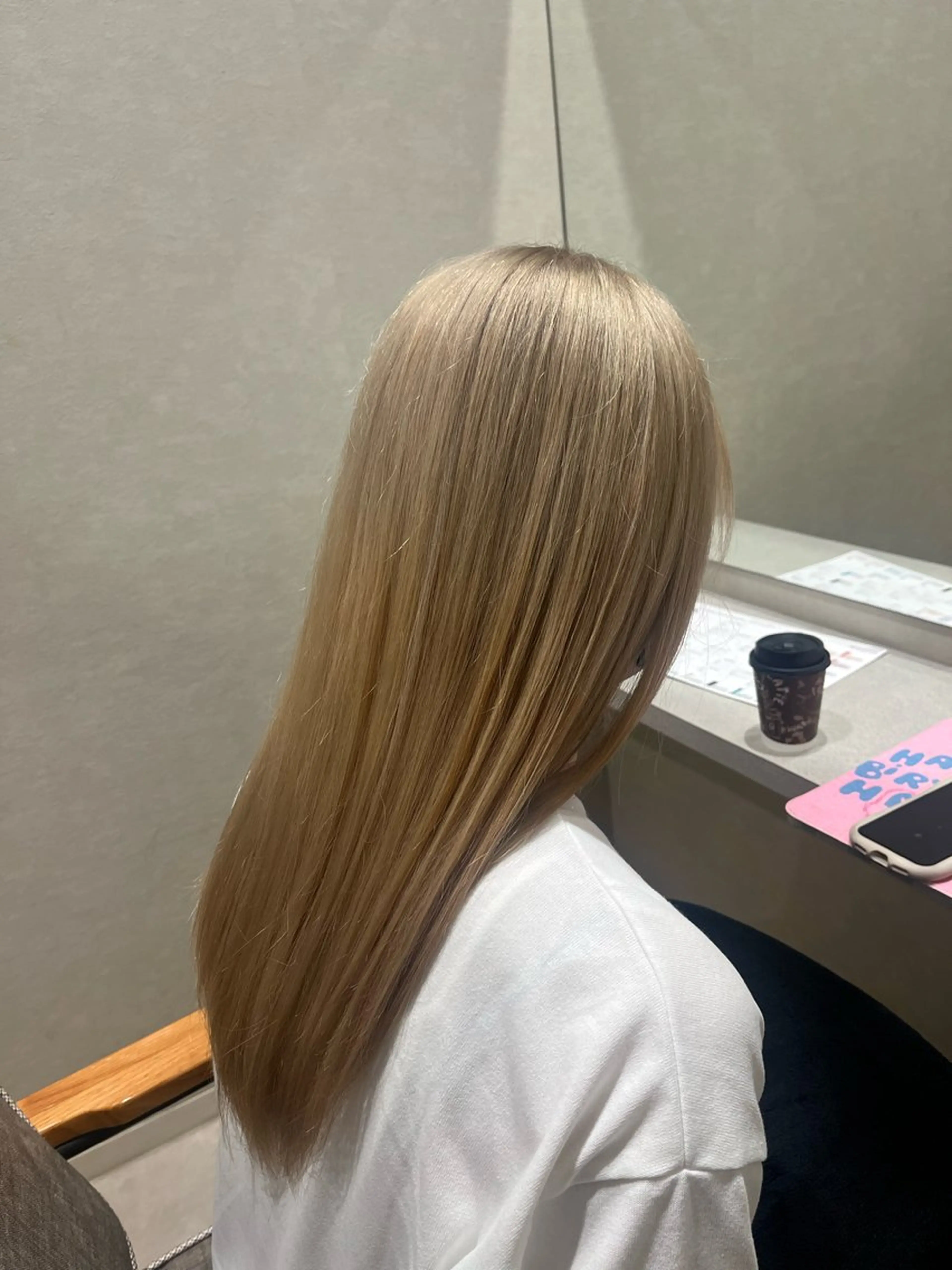 ロング カラー ベージュカラー ブリーチ 透明感カラー ハイトーンカラー ミルクティーベージュ Nﾟnumber大分 Keigoのヘアスタイル