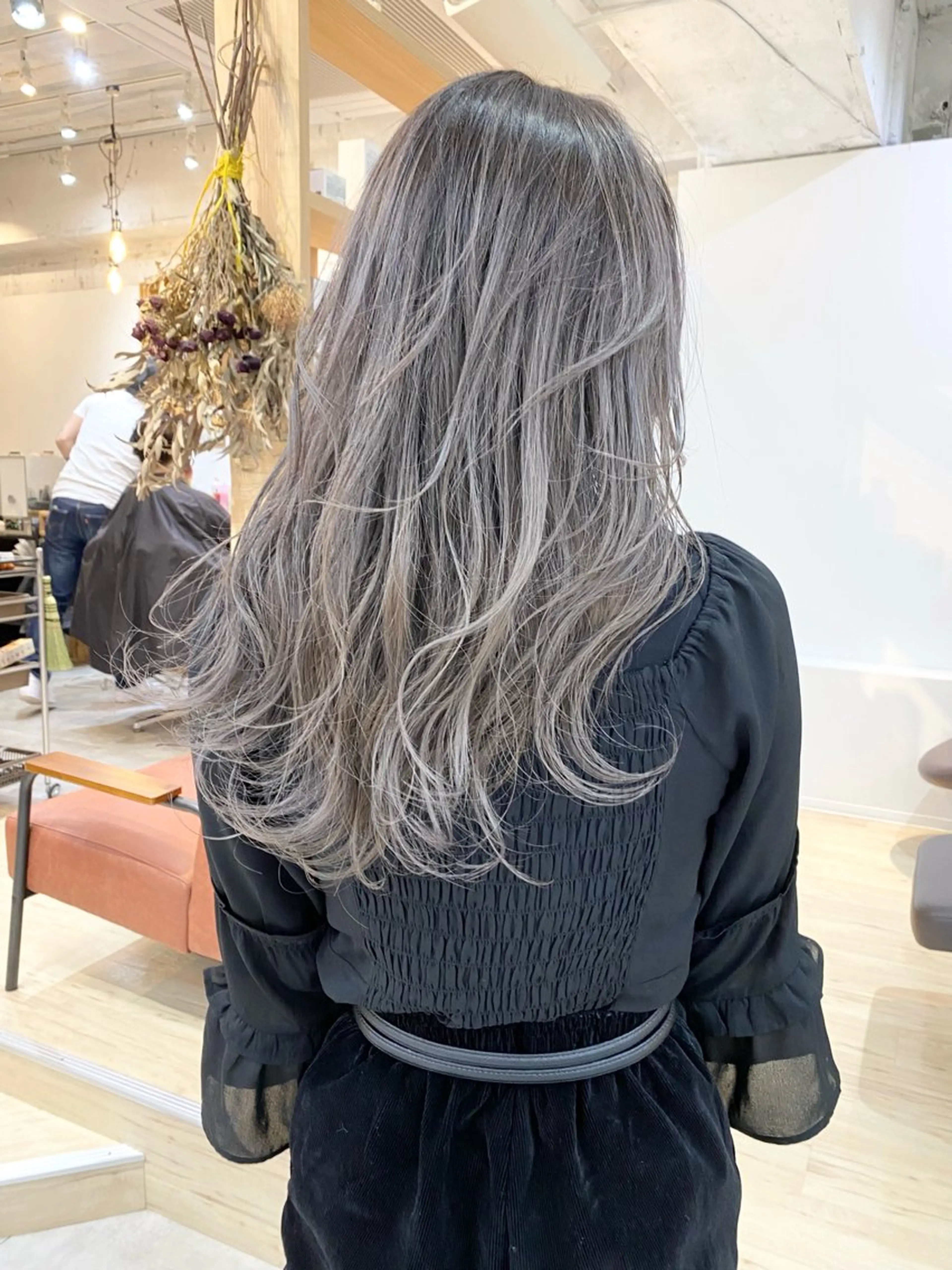 ロング カラー ブリーチ シルバー ホワイトシルバー カット ヘアカラー トリートメント 木下大地 HAIR Oneのヘアスタイル