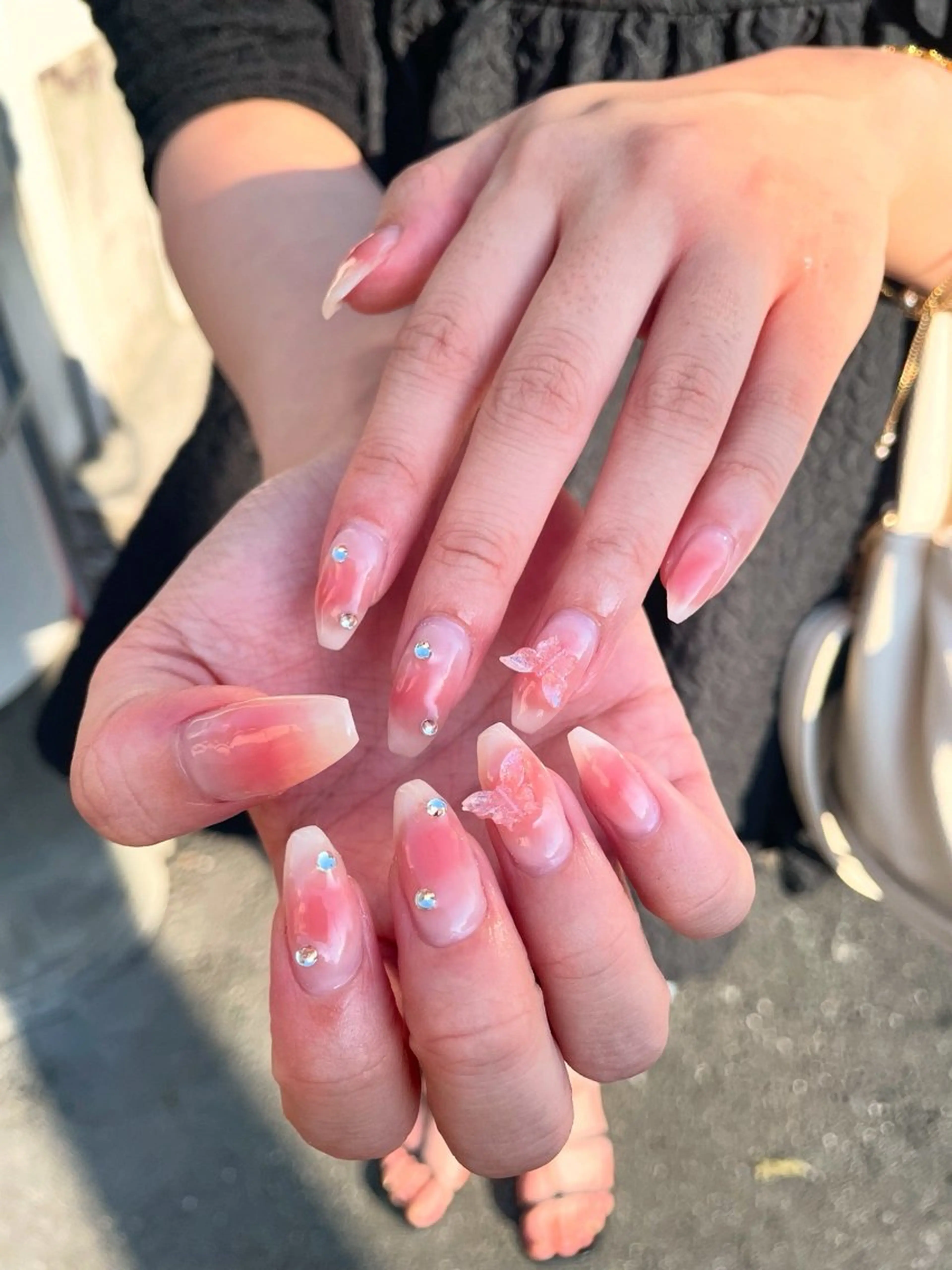 ネイル チークネイル ガーリー 氷ネイル・うるうるネイル ピンク ワンホンネイル ハンドネイル ハンドケア 🎀NAIL🎀 AI🪄︎︎◝✩のネイルデザイン
