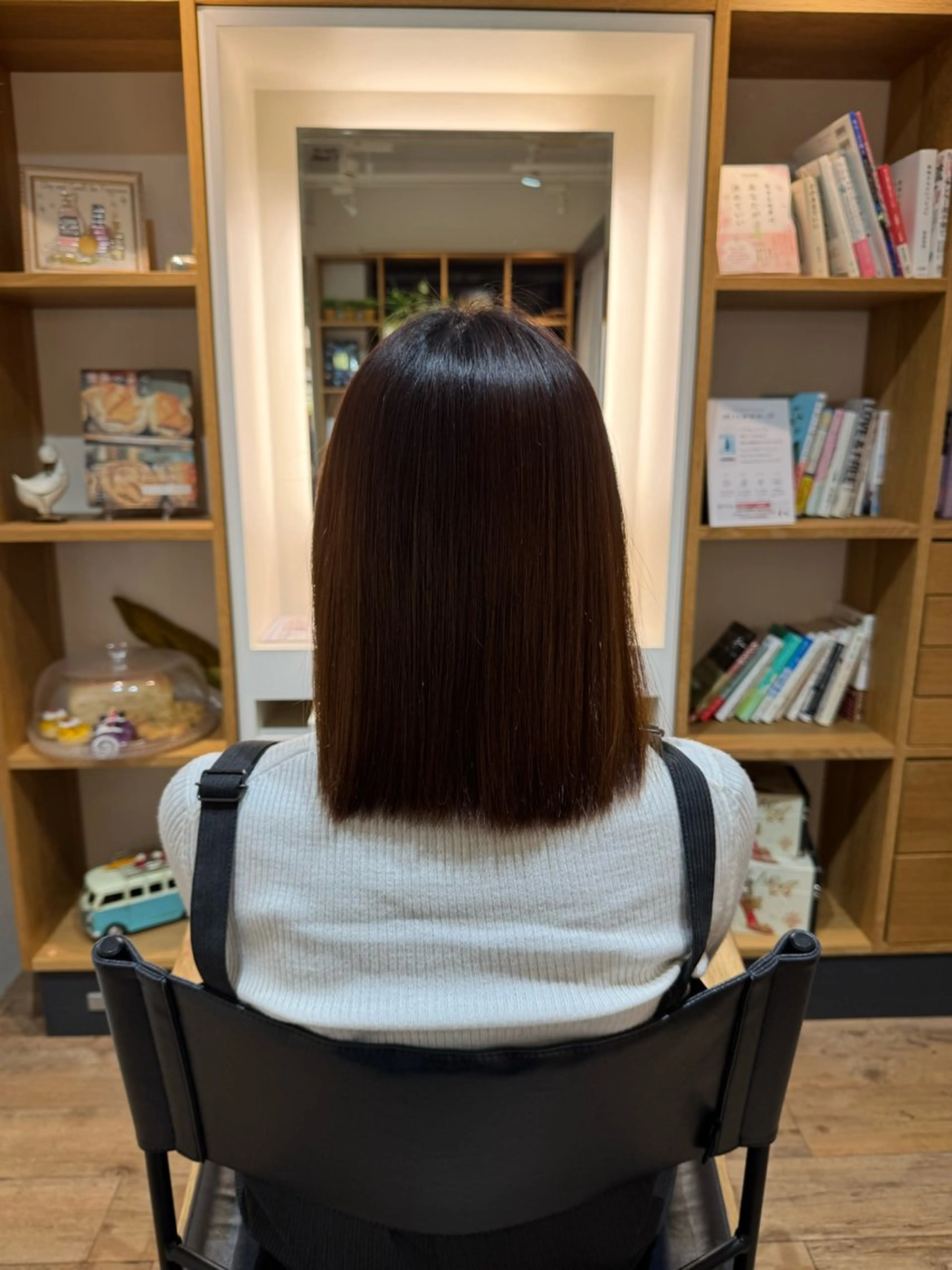 セミロング カット 縮毛矯正 トリートメント afloatkobe所属・美髪/髪質改善 川口凌弥のヘアスタイル